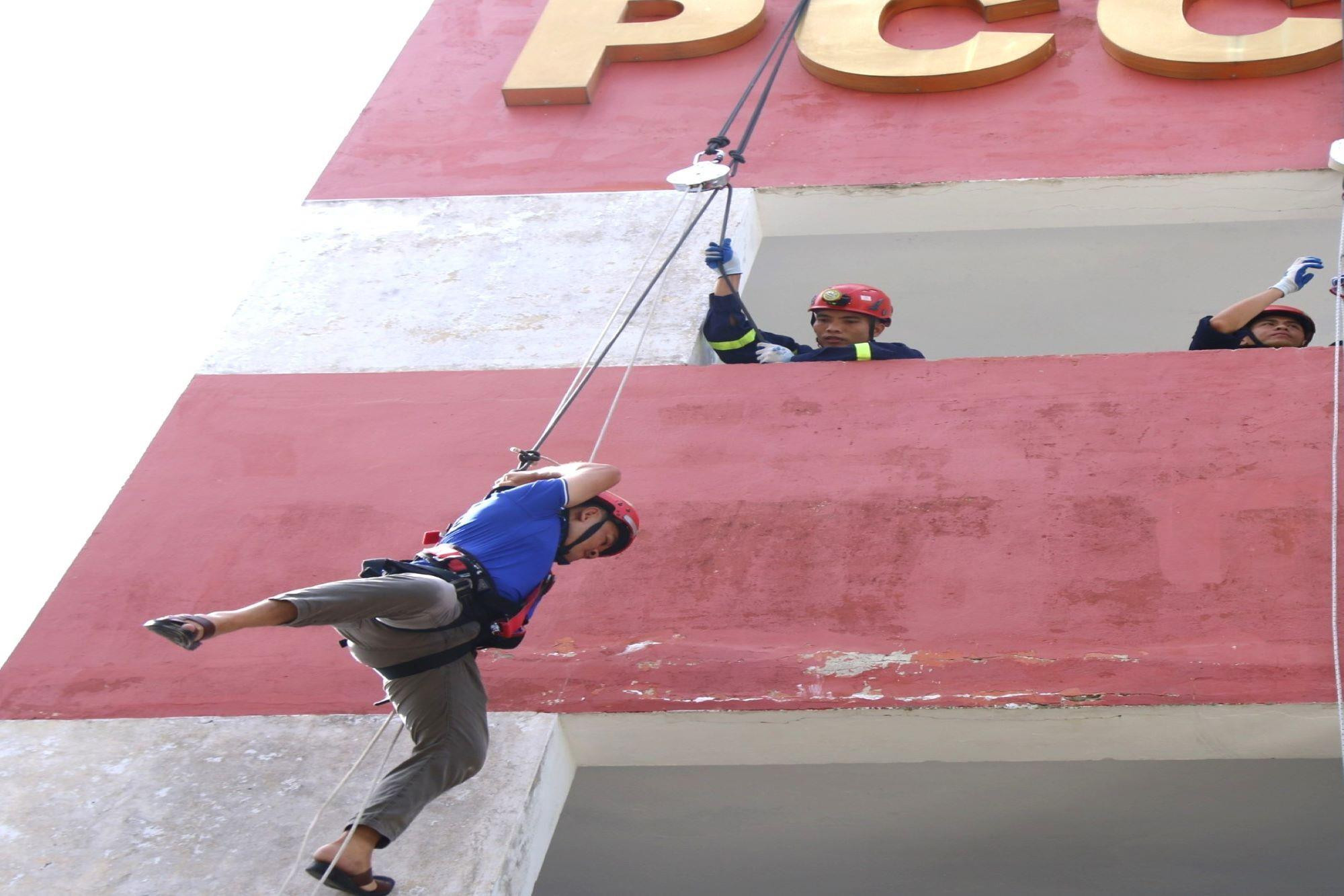 Người Đà Nẵng học đu dây, thoát nạn bằng xe thang khi xảy ra cháy nhà cao tầng - 9