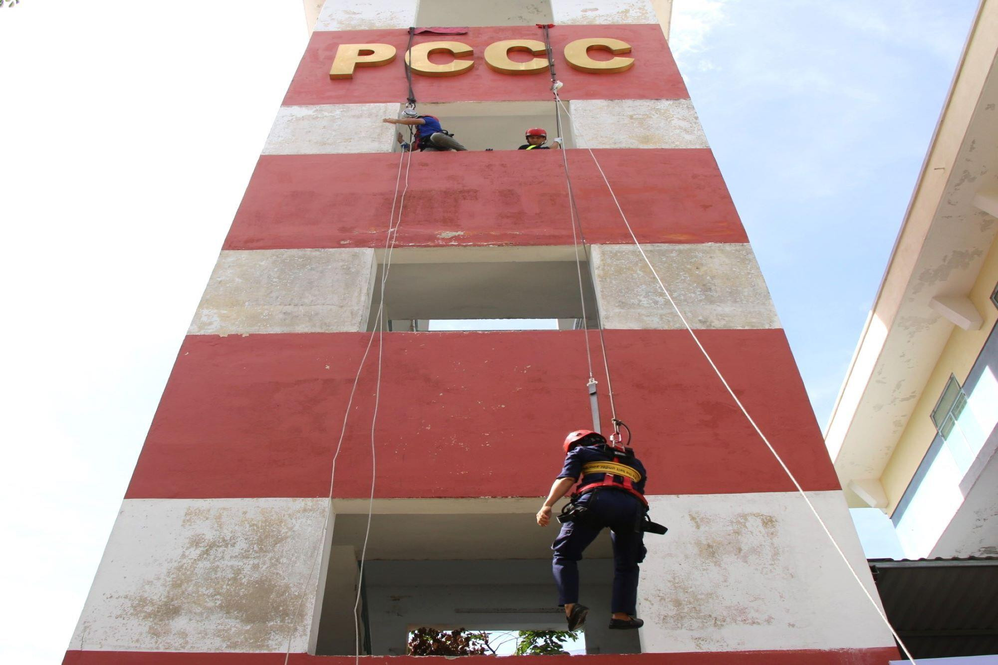 Người Đà Nẵng học đu dây, thoát nạn bằng xe thang khi xảy ra cháy nhà cao tầng - 10