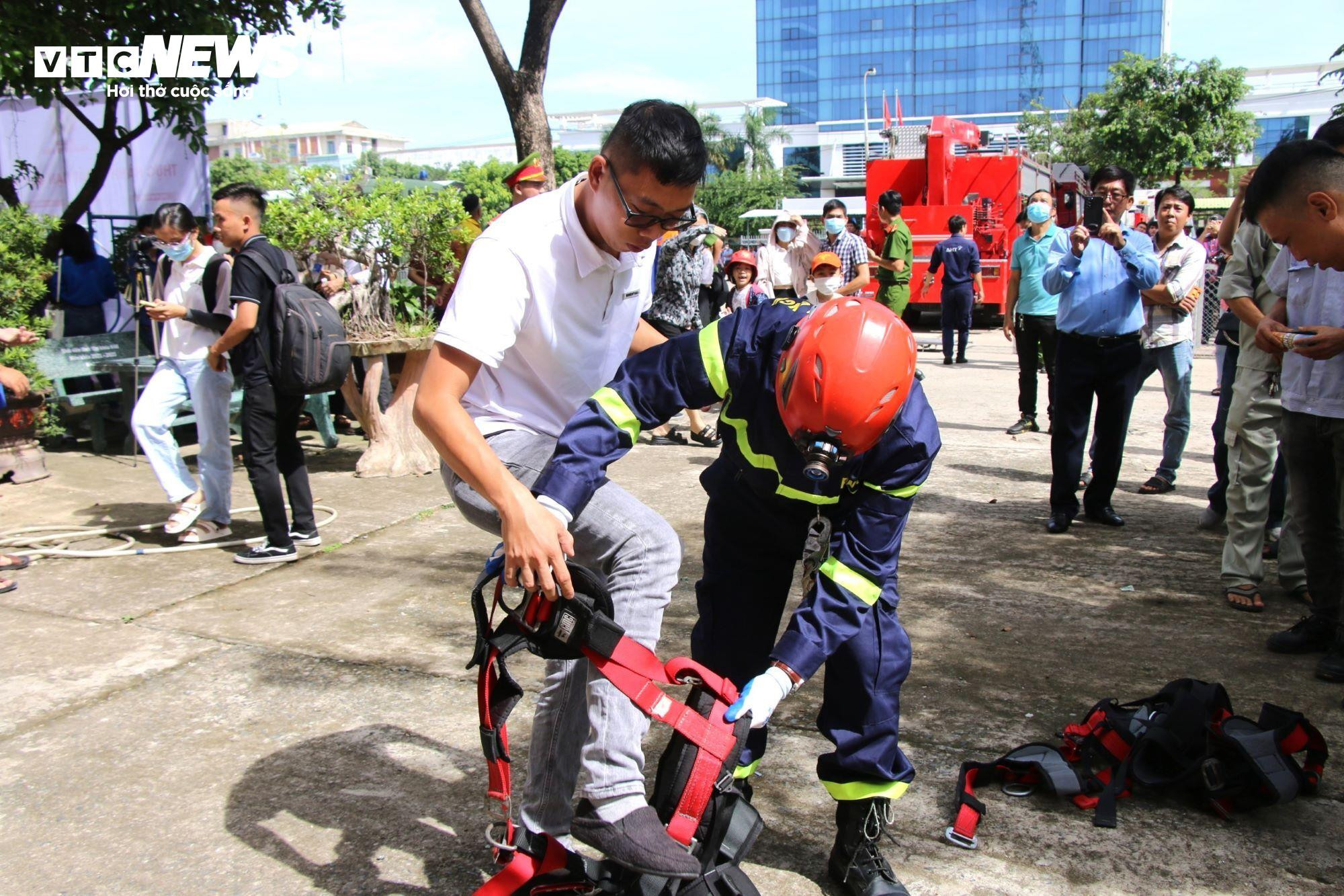 Người Đà Nẵng học đu dây, thoát nạn bằng xe thang khi xảy ra cháy nhà cao tầng - 4