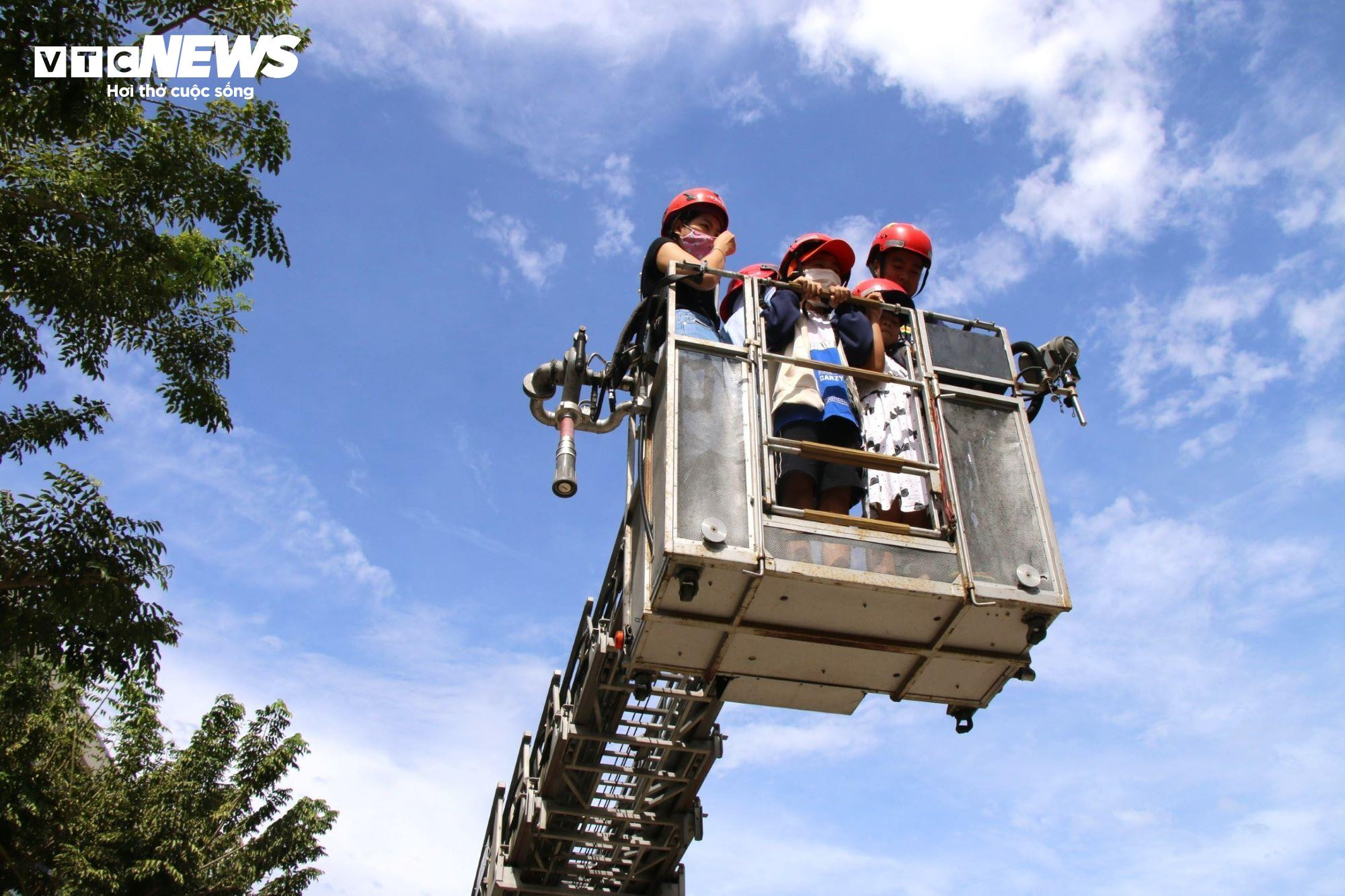 Người Đà Nẵng học đu dây, thoát nạn bằng xe thang khi xảy ra cháy nhà cao tầng - 8