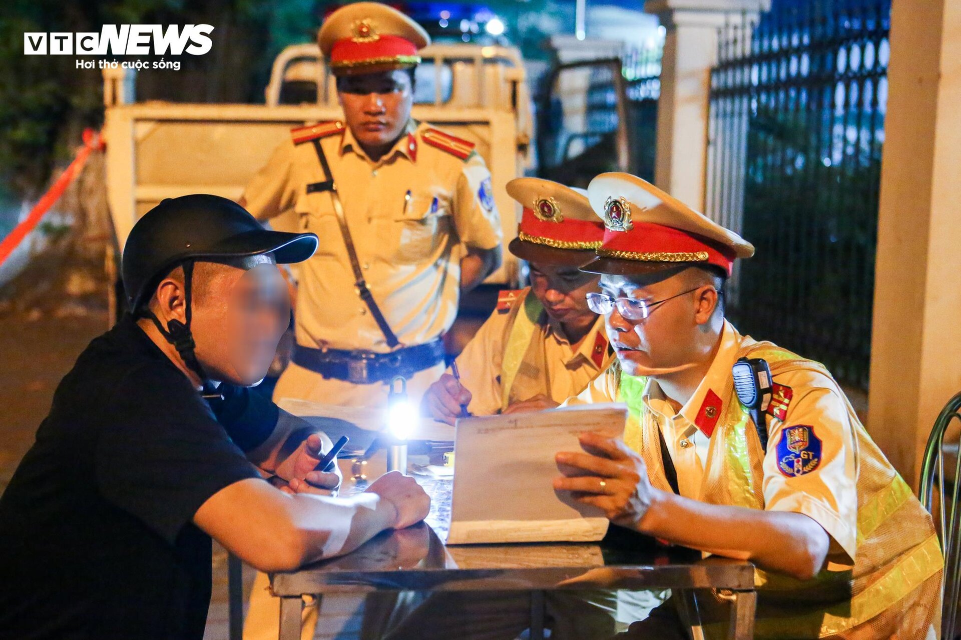 Uống 5 cốc bia, tài xế phải nhận mức phạt kịch khung - 11