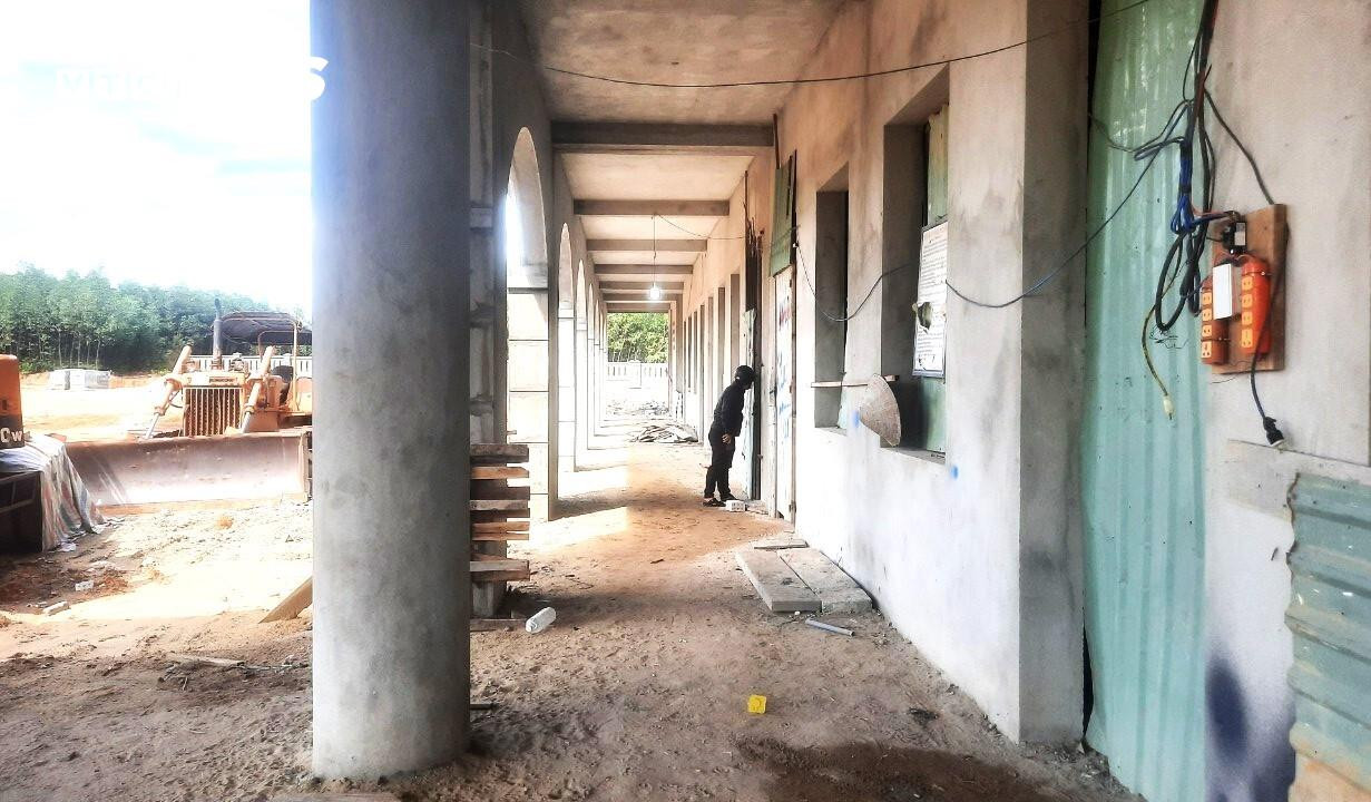 Trường mới 61 tỷ đồng xây mãi không xong, thầy trò bất an vì trường cũ xuống cấp - 2