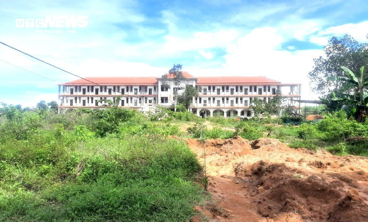 Trường mới 61 tỷ đồng xây mãi không xong, thầy trò bất an vì trường cũ xuống cấp - 4