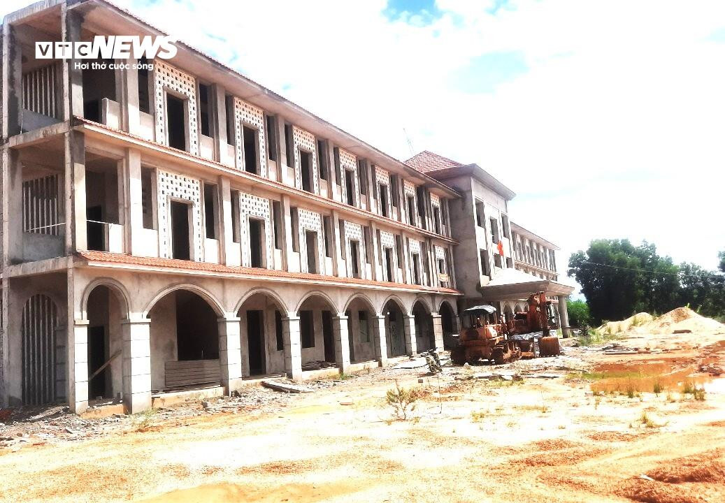 Trường mới 61 tỷ đồng xây mãi không xong, thầy trò bất an vì trường cũ xuống cấp - 1