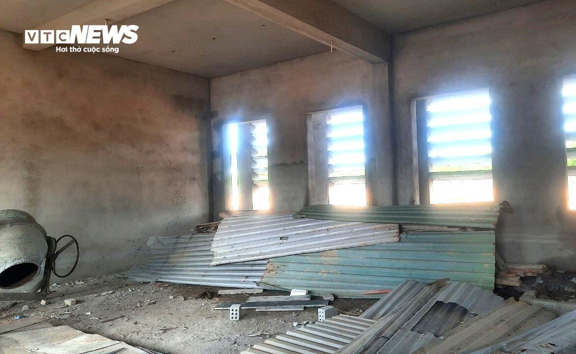 Trường mới 61 tỷ đồng xây mãi không xong, thầy trò bất an vì trường cũ xuống cấp - 5