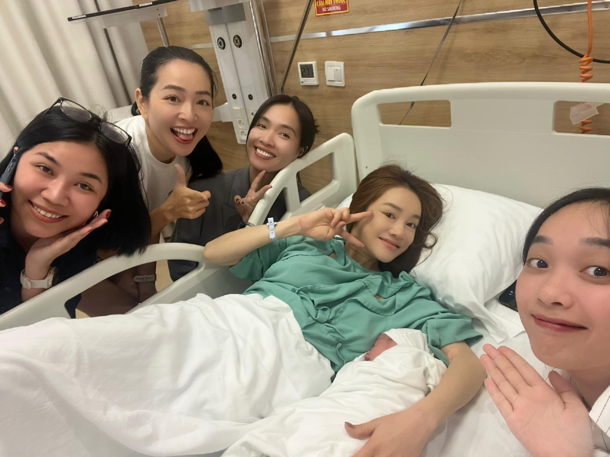 Sao Việt 9/10: Nhã Phương lộ diện sau sinh, Trấn Thành gặp 'ác nữ xứ Hàn' - 1