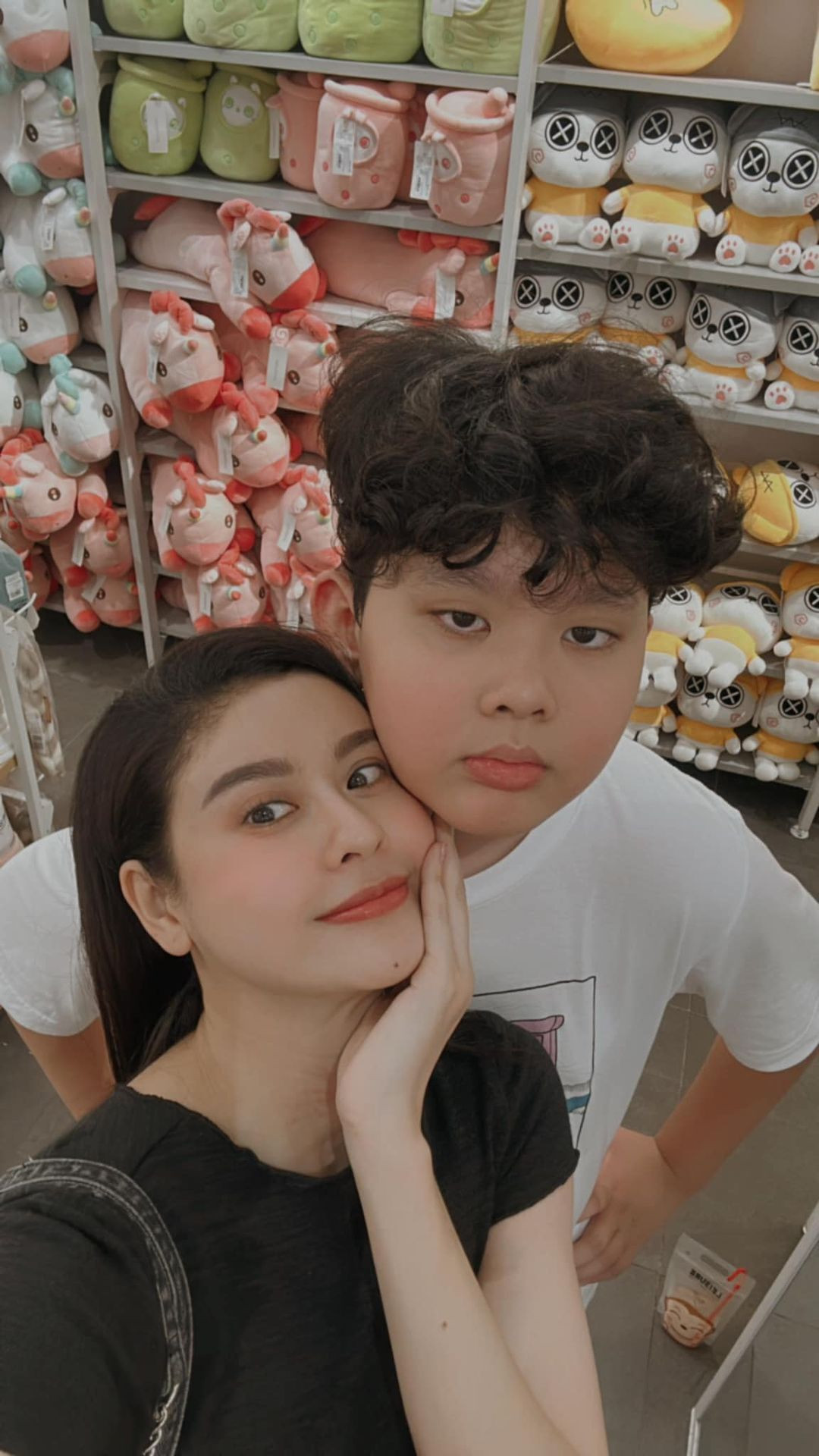 Sao Việt 9/10: Nhã Phương lộ diện sau sinh, Trấn Thành gặp 'ác nữ xứ Hàn' - 17