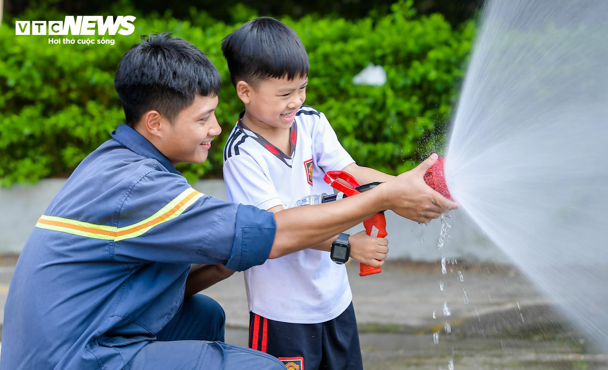 Trẻ em Hà Nội đu dây, thực hành thoát khỏi đám cháy từ tầng cao chung cư - 10