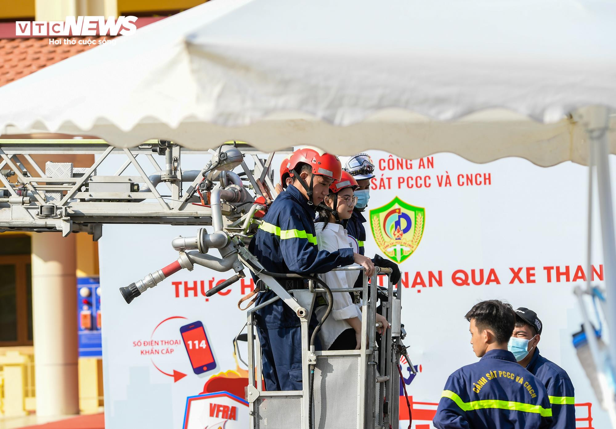 Trẻ em Hà Nội đu dây, thực hành thoát khỏi đám cháy từ tầng cao chung cư - 6