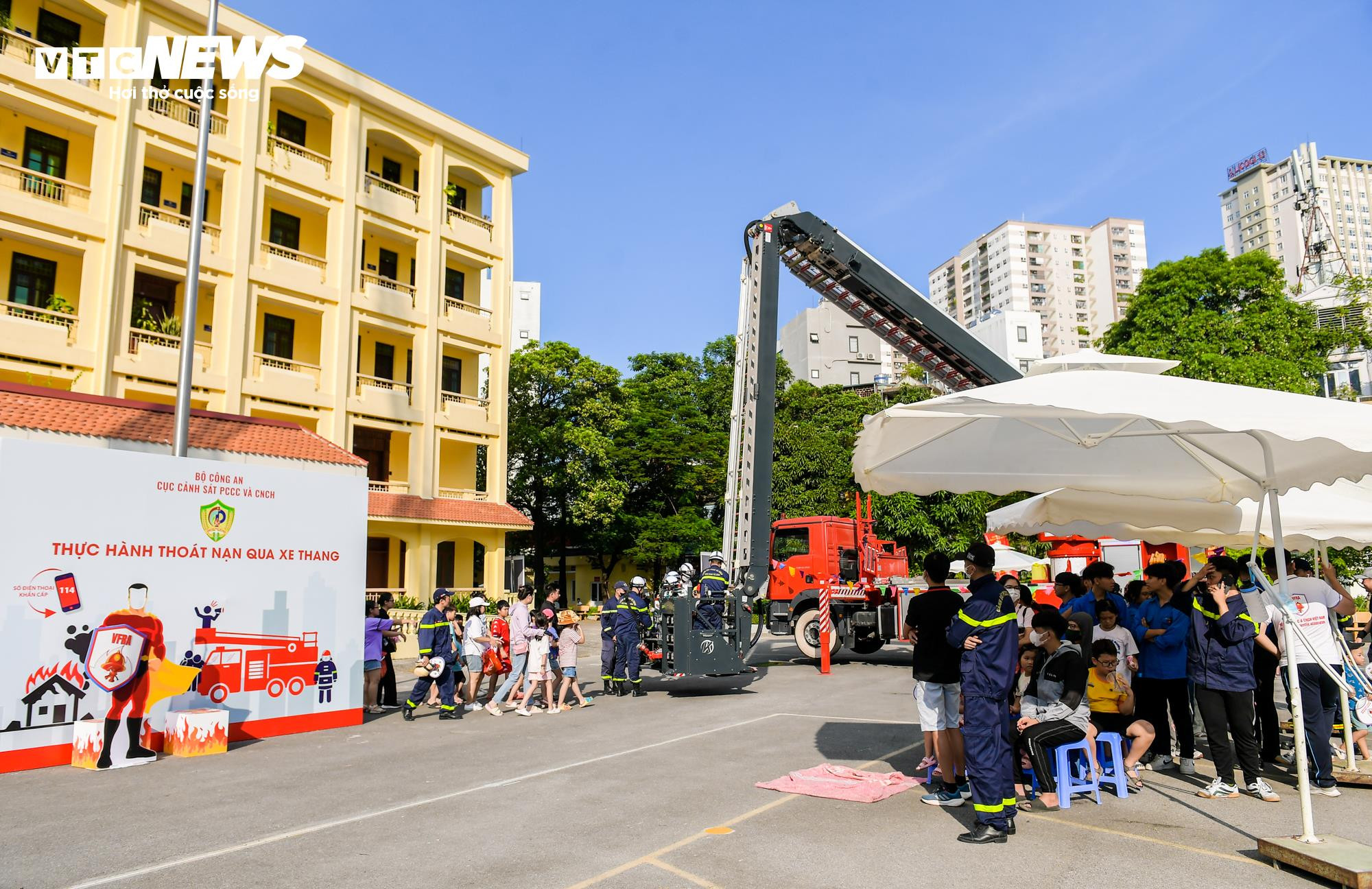 Trẻ em Hà Nội đu dây, thực hành thoát khỏi đám cháy từ tầng cao chung cư - 1
