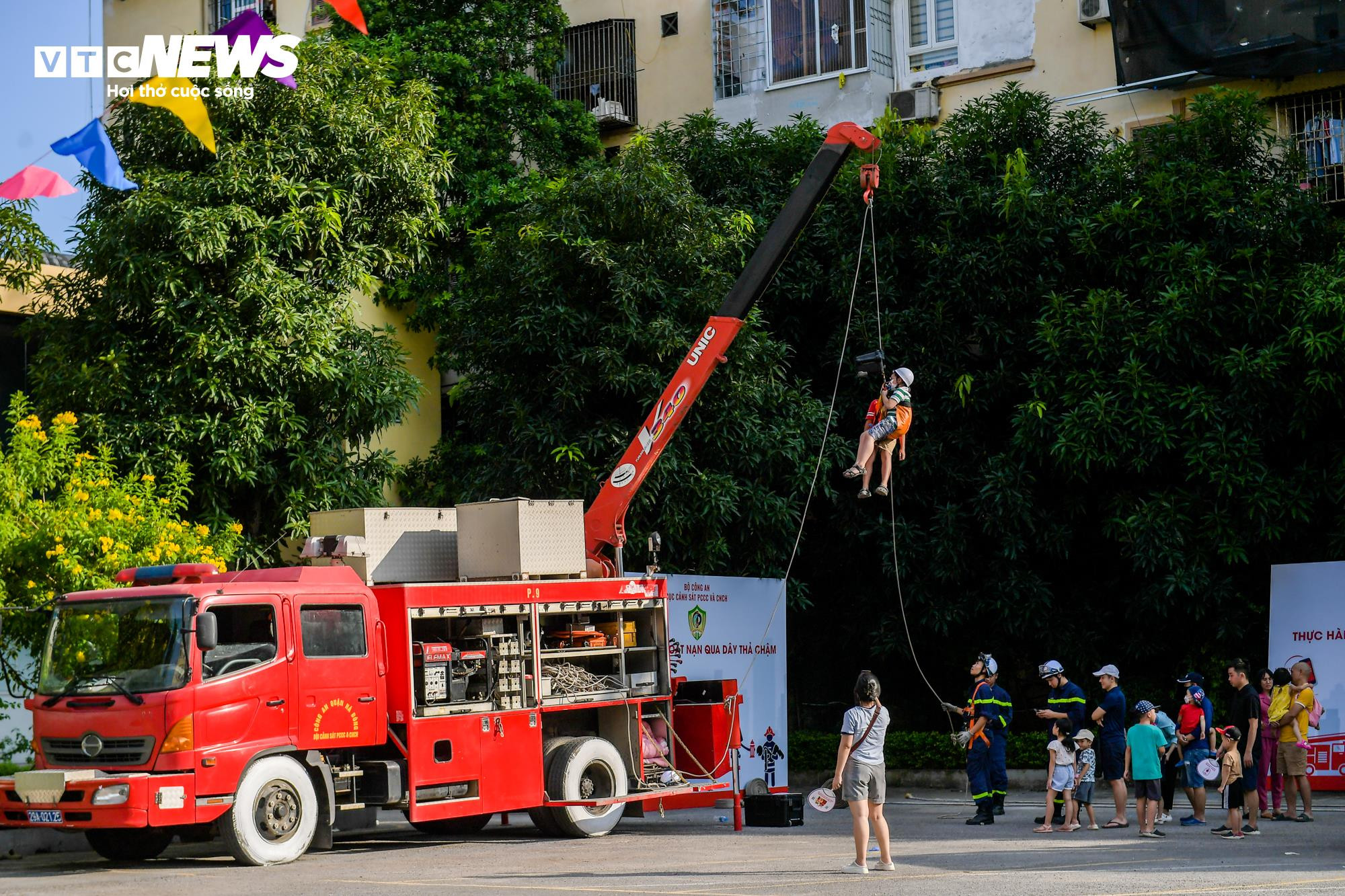 Trẻ em Hà Nội đu dây, thực hành thoát khỏi đám cháy từ tầng cao chung cư - 3