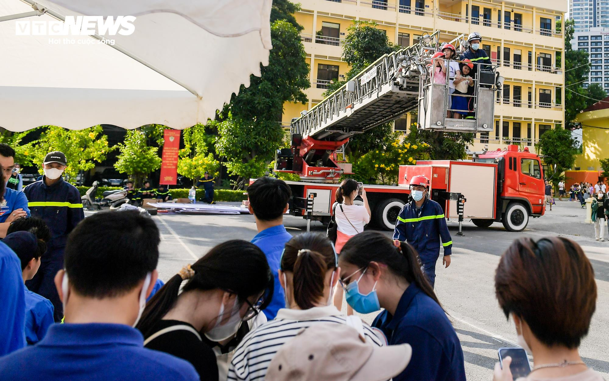 Trẻ em Hà Nội đu dây, thực hành thoát khỏi đám cháy từ tầng cao chung cư - 4