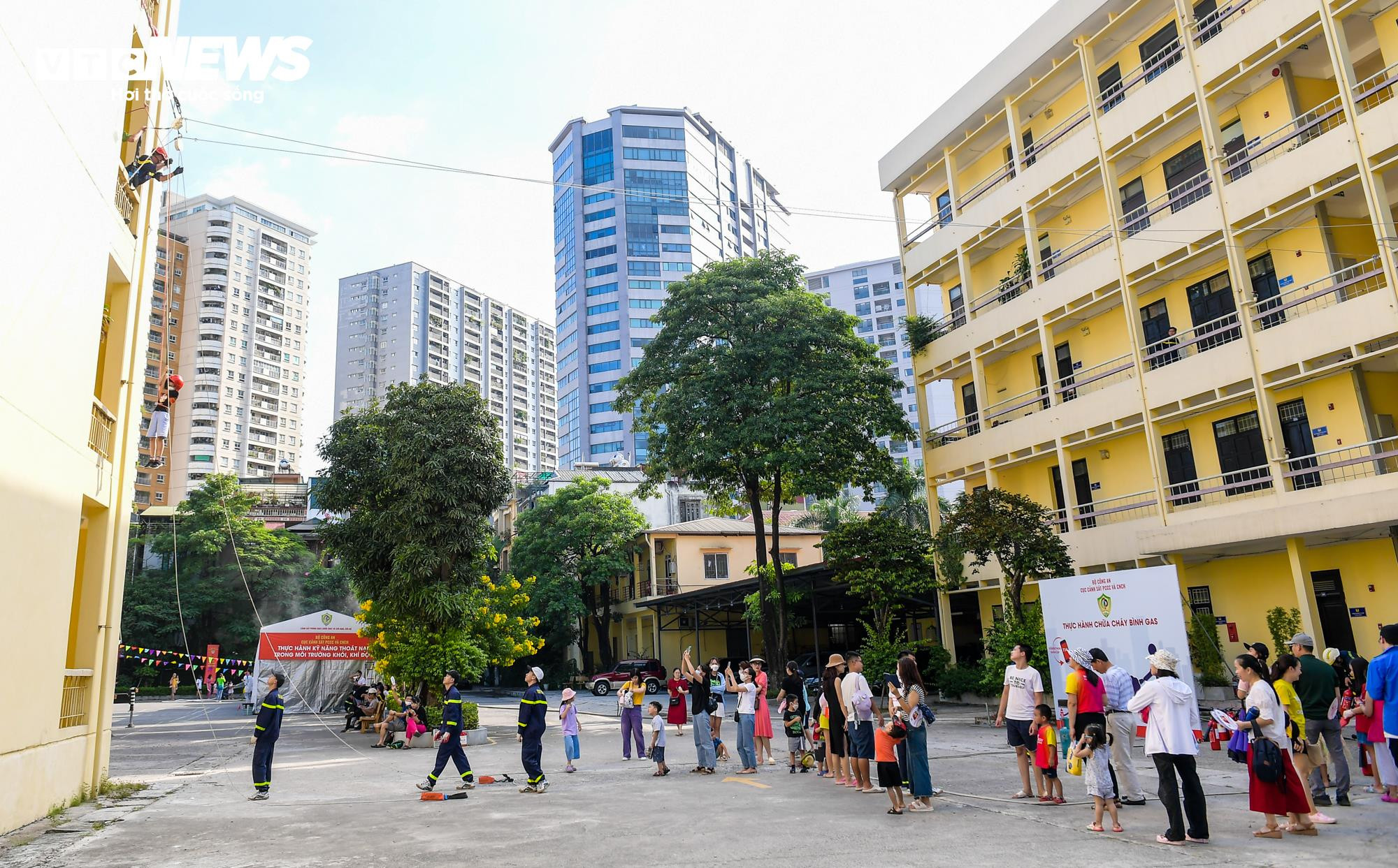 Trẻ em Hà Nội đu dây, thực hành thoát khỏi đám cháy từ tầng cao chung cư - 2