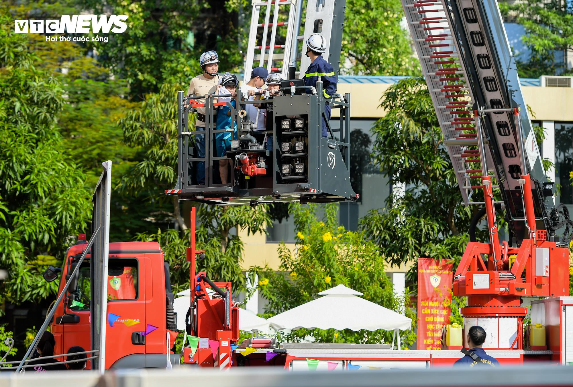 Trẻ em Hà Nội đu dây, thực hành thoát khỏi đám cháy từ tầng cao chung cư - 7