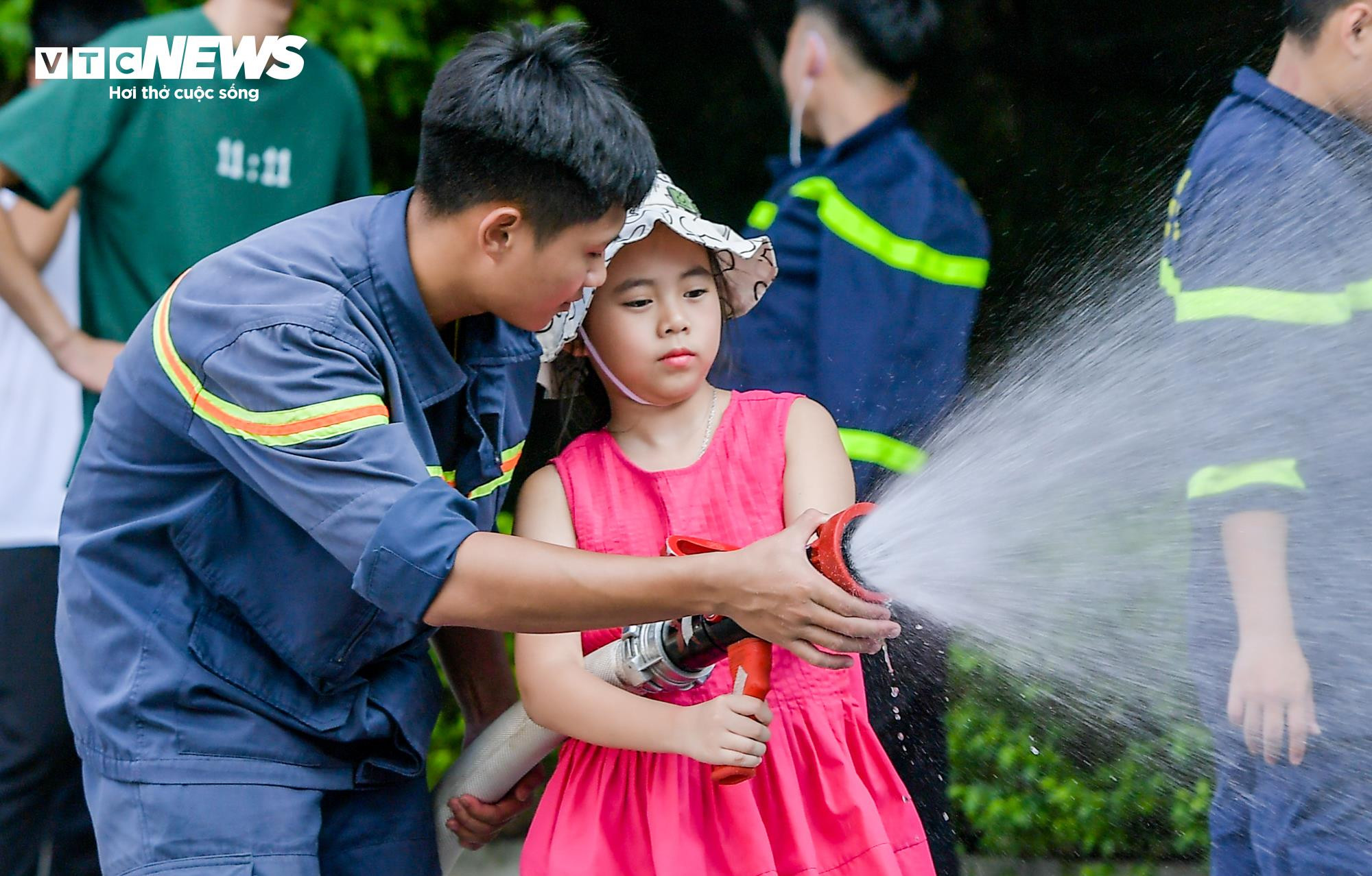 Trẻ em Hà Nội đu dây, thực hành thoát khỏi đám cháy từ tầng cao chung cư - 9