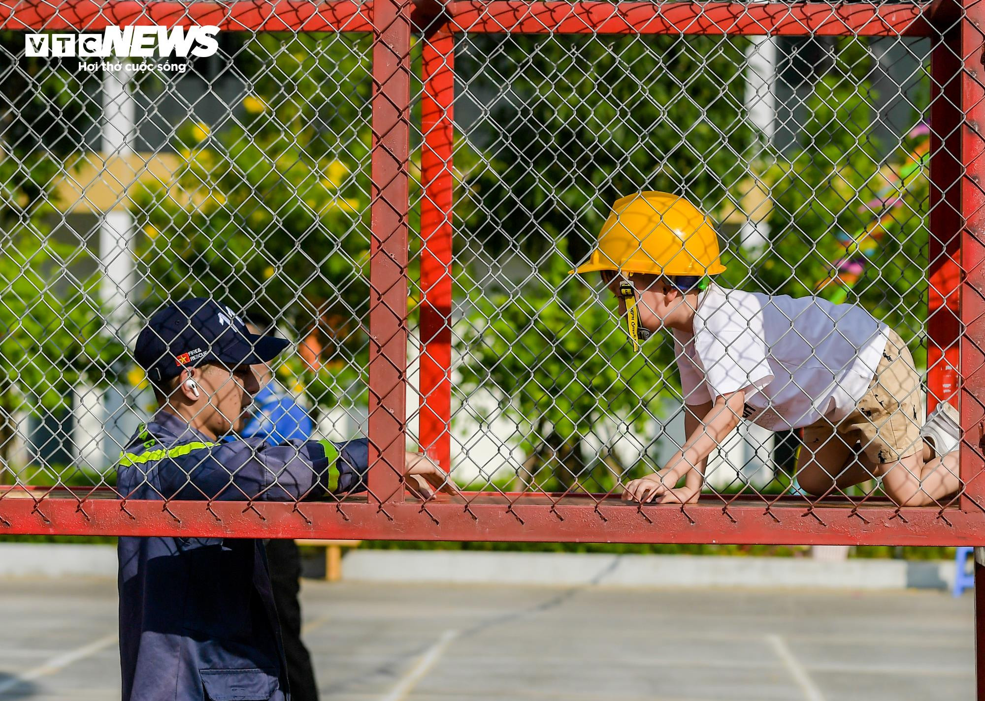 Trẻ em Hà Nội đu dây, thực hành thoát khỏi đám cháy từ tầng cao chung cư - 12