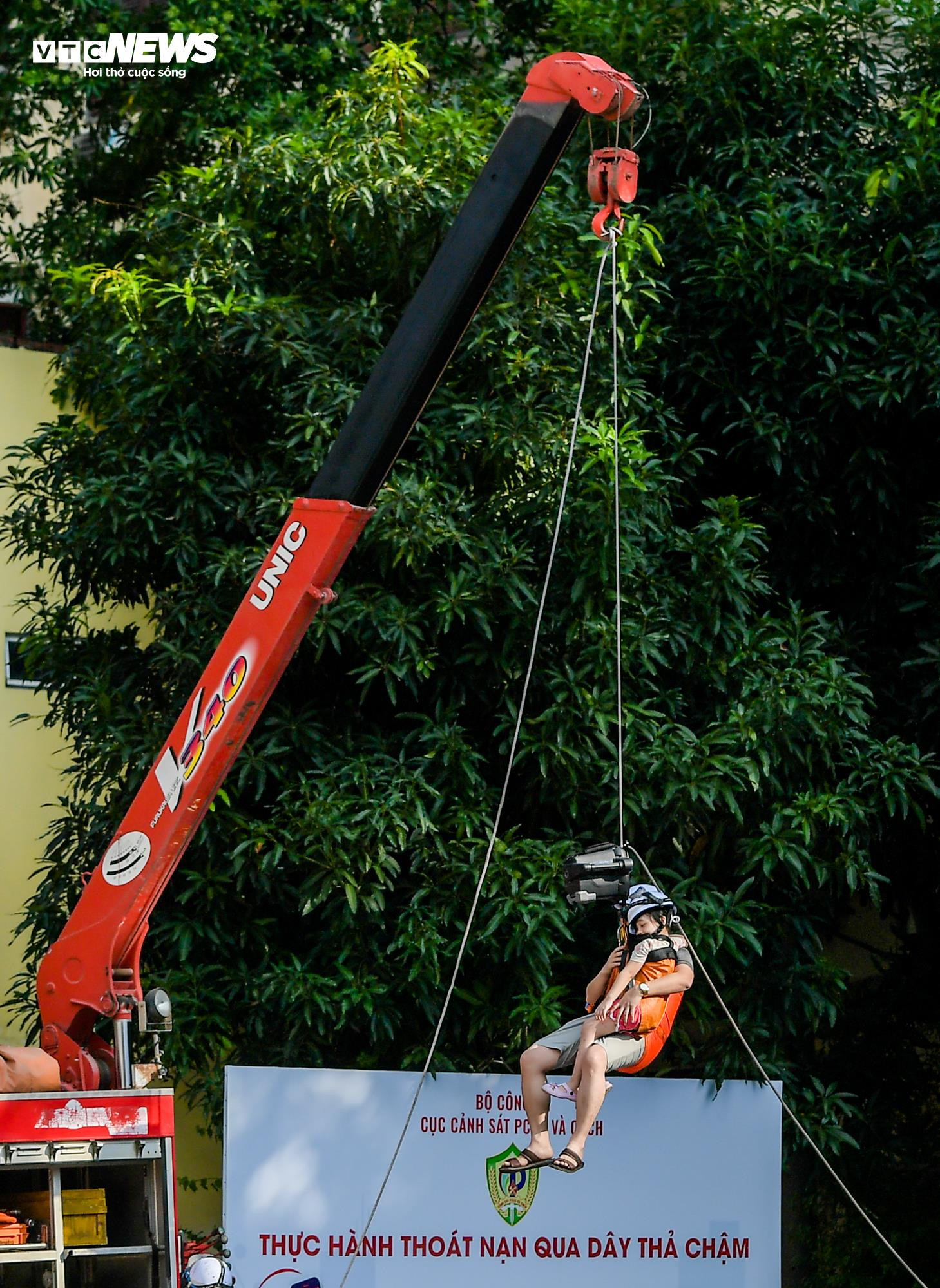 Trẻ em Hà Nội đu dây, thực hành thoát khỏi đám cháy từ tầng cao chung cư - 5