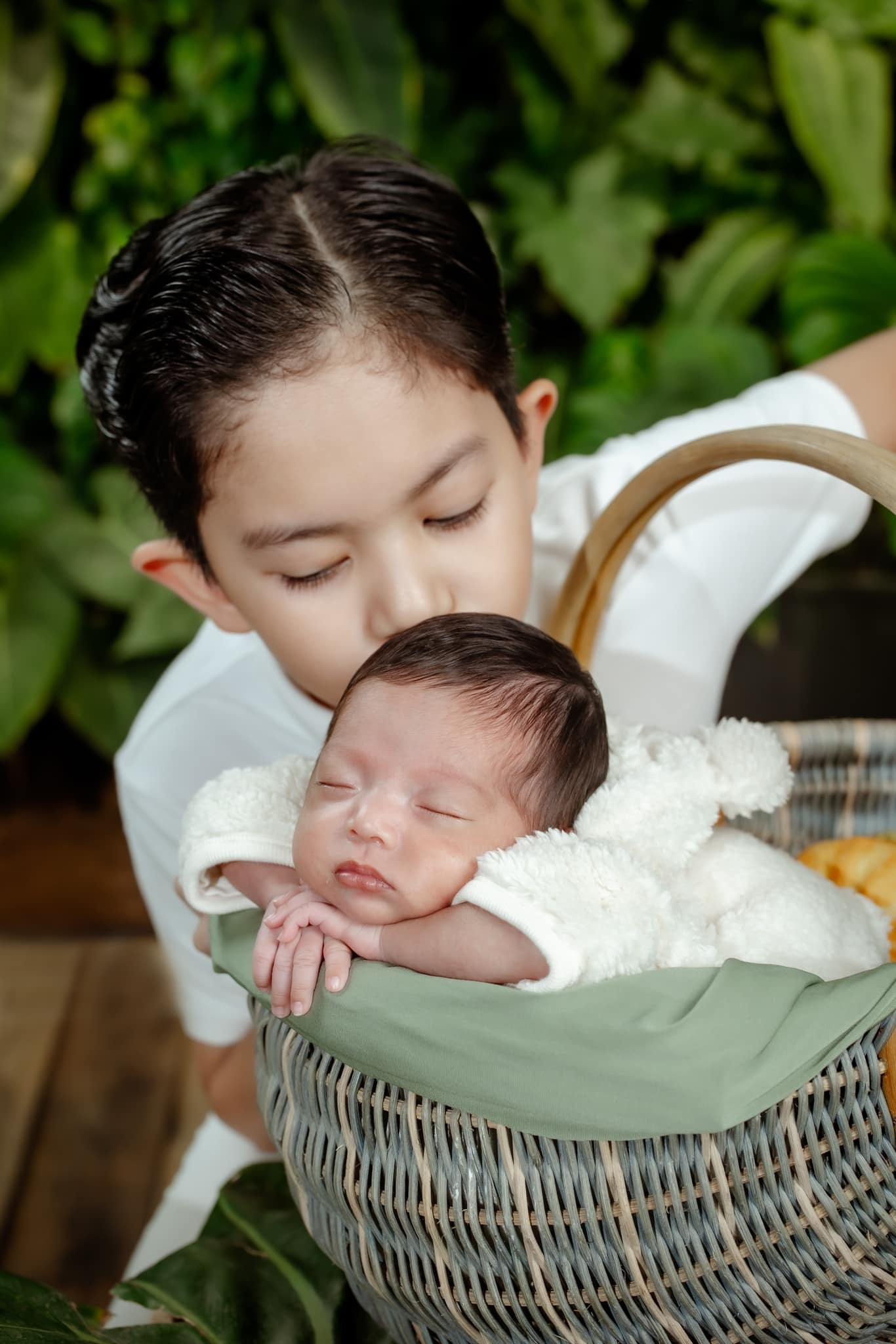 Khánh Thi - Phan Hiển khoe loạt ảnh gia đình 5 thành viên đầy hạnh phúc - 8