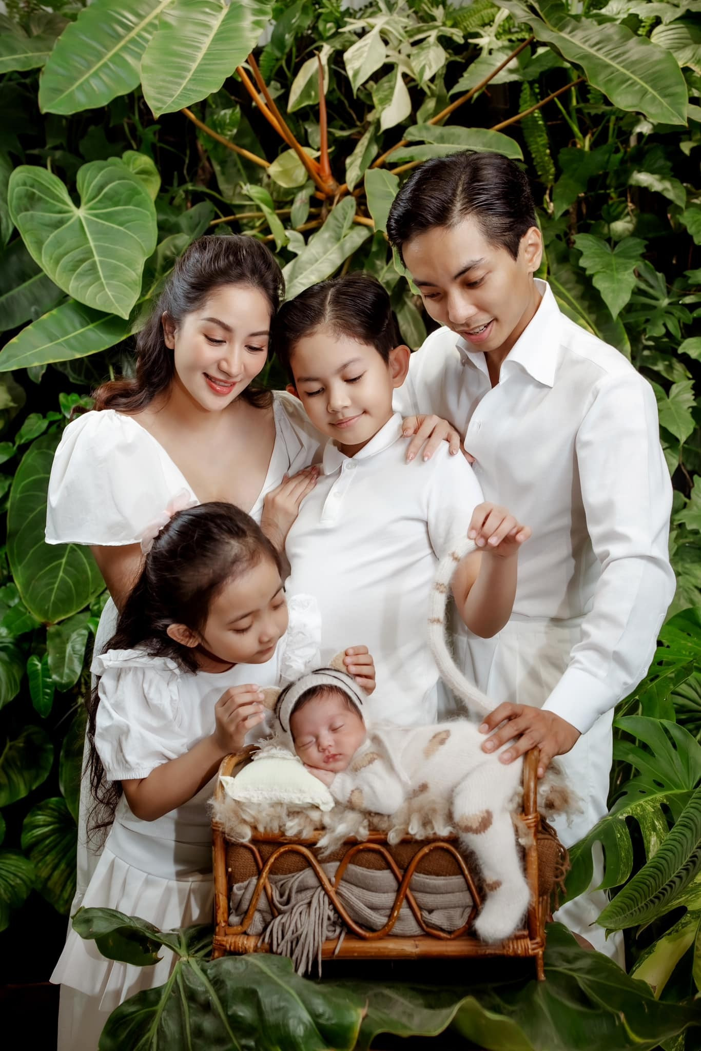 Khánh Thi - Phan Hiển khoe loạt ảnh gia đình 5 thành viên đầy hạnh phúc - 1