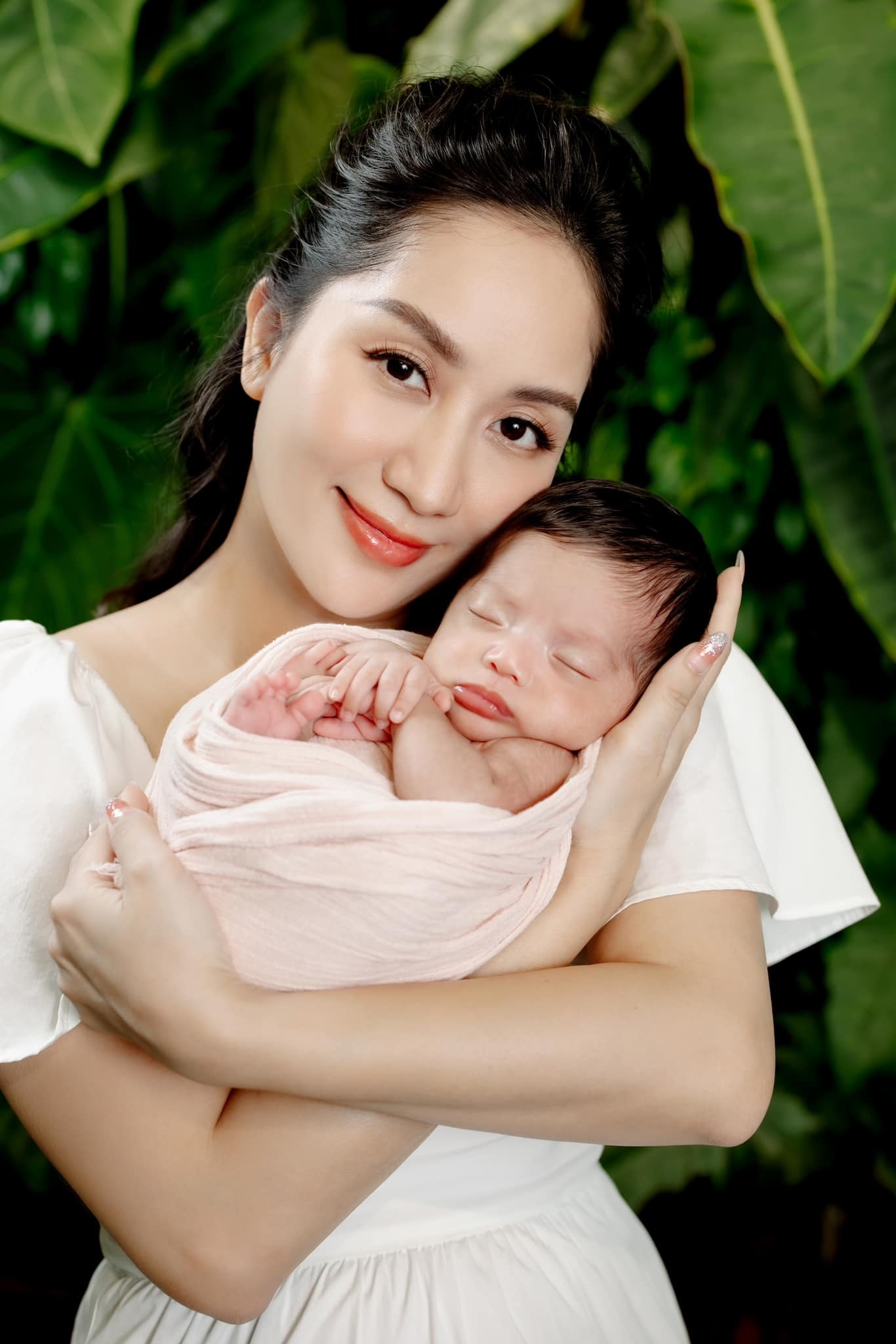 Khánh Thi - Phan Hiển khoe loạt ảnh gia đình 5 thành viên đầy hạnh phúc - 2