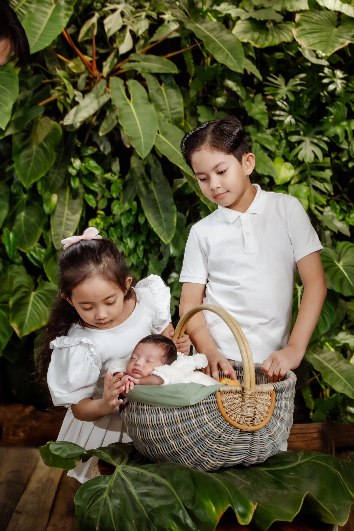 Khánh Thi - Phan Hiển khoe loạt ảnh gia đình 5 thành viên đầy hạnh phúc - 9