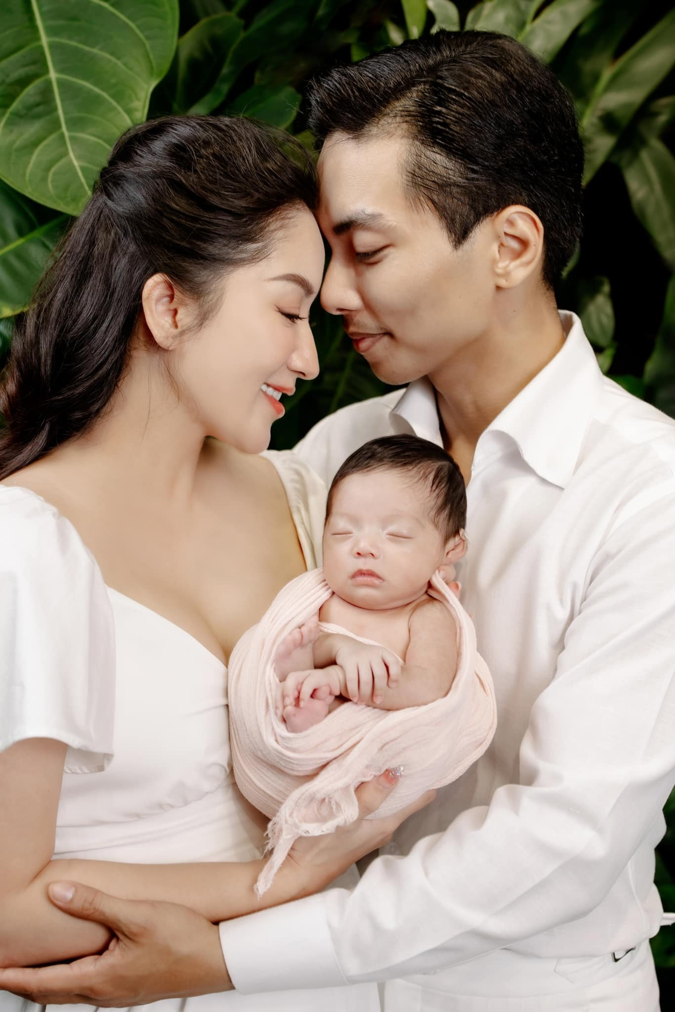 Khánh Thi - Phan Hiển khoe loạt ảnh gia đình 5 thành viên đầy hạnh phúc - 3