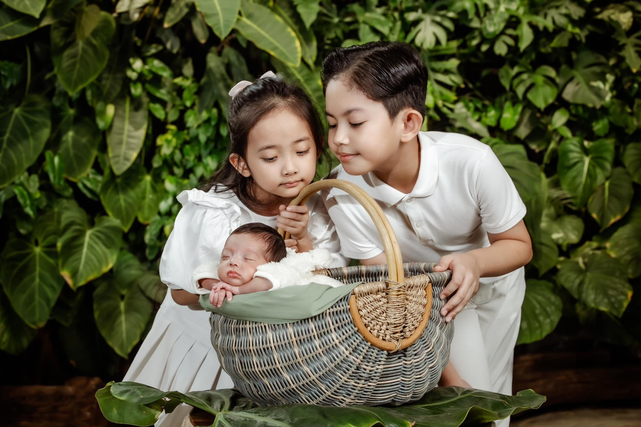 Khánh Thi - Phan Hiển khoe loạt ảnh gia đình 5 thành viên đầy hạnh phúc - 7