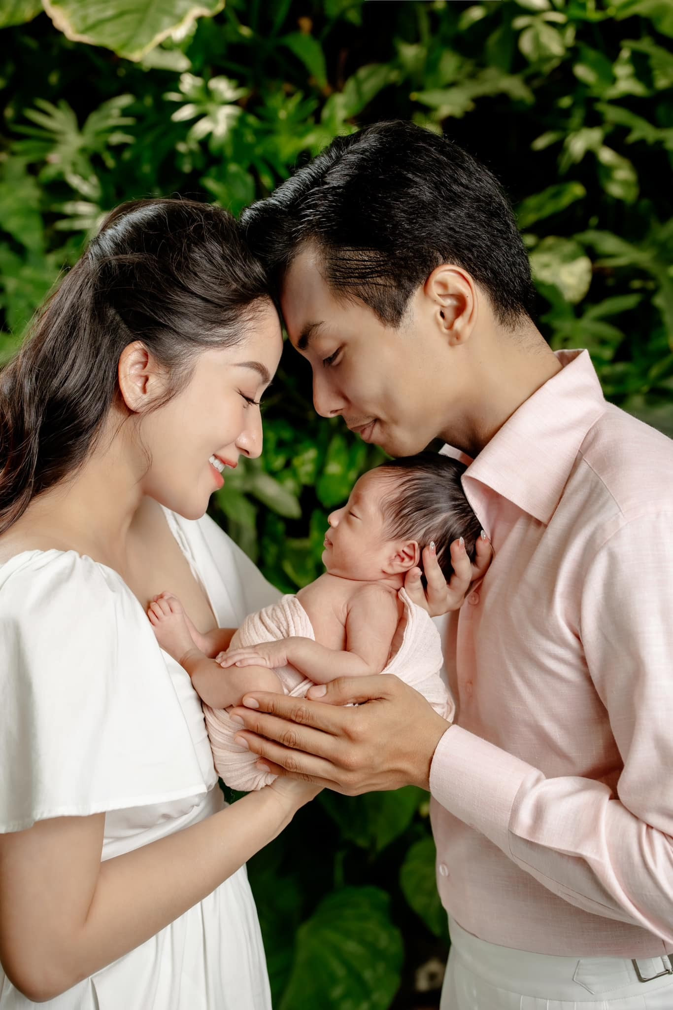 Khánh Thi - Phan Hiển khoe loạt ảnh gia đình 5 thành viên đầy hạnh phúc - 10