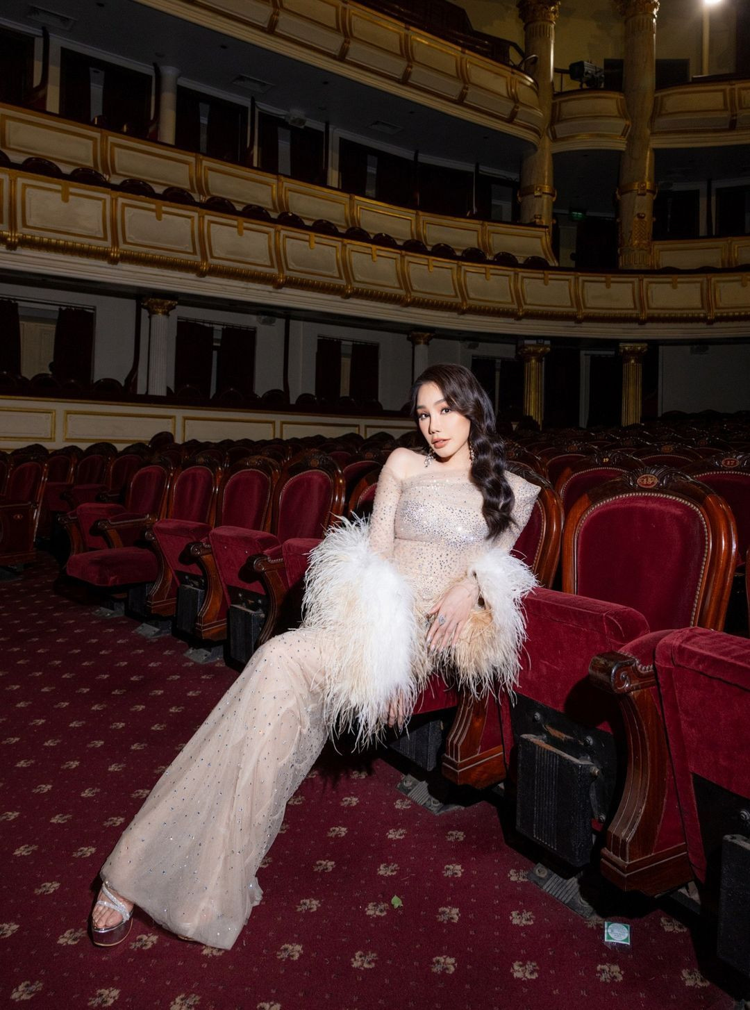 Sao Việt 11/10: Hương Tràm đẹp dịu dàng, Việt Hương bị chồng 'nói xấu' - 16