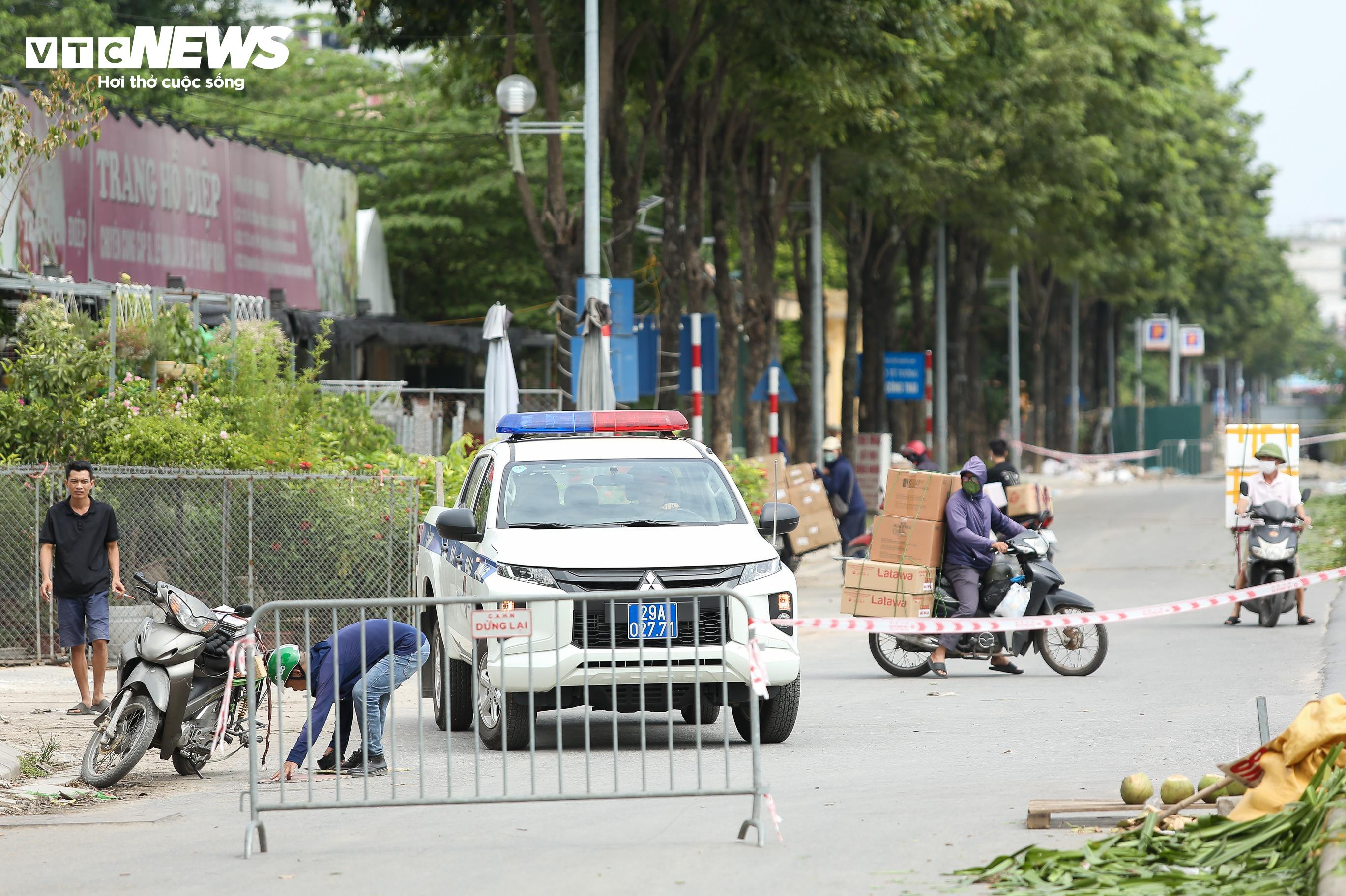 Thấy CSGT Hà Nội ra quân xử lý vi phạm, tài xế quay đầu xe bỏ chạy - 6