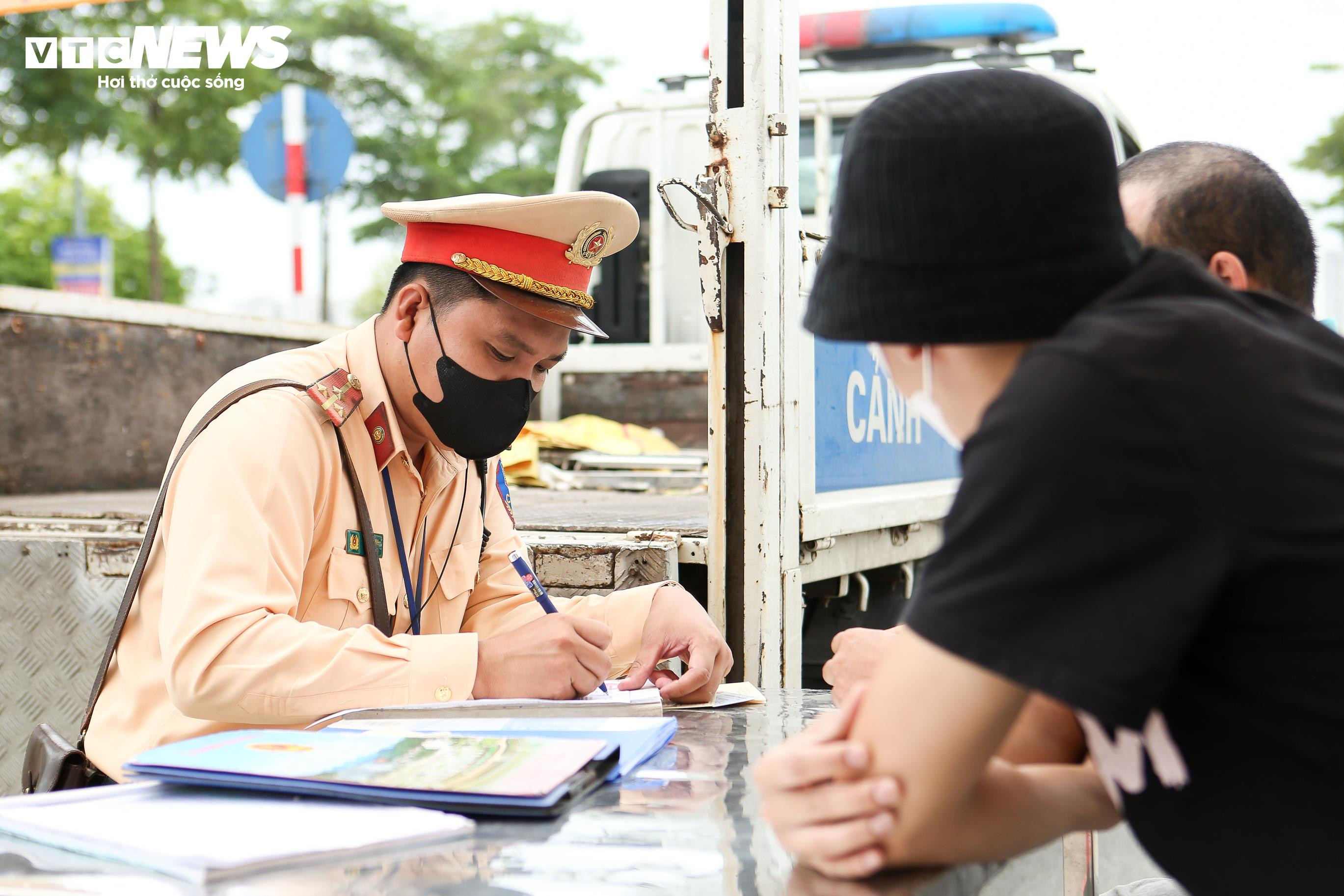 Thấy CSGT Hà Nội ra quân xử lý vi phạm, tài xế quay đầu xe bỏ chạy - 3