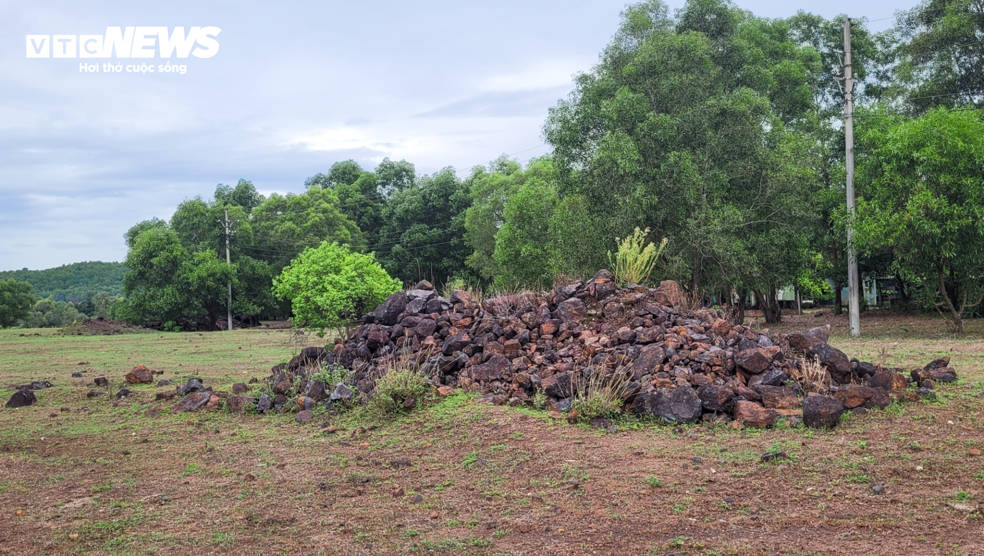 Những cỗ máy hoen rỉ trong đại công trường múc quặng ở mỏ sắt Thạch Khê - 16