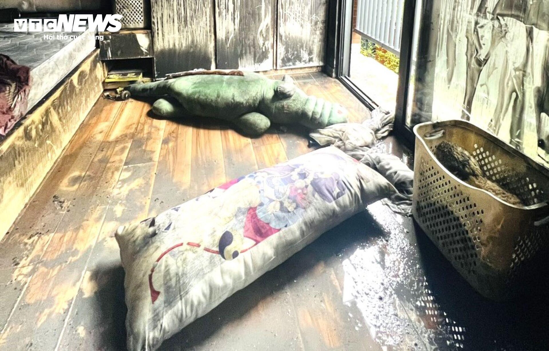Hiện trường cháy nhà 3 tầng khiến 2 cháu bé thiệt mạng - 8