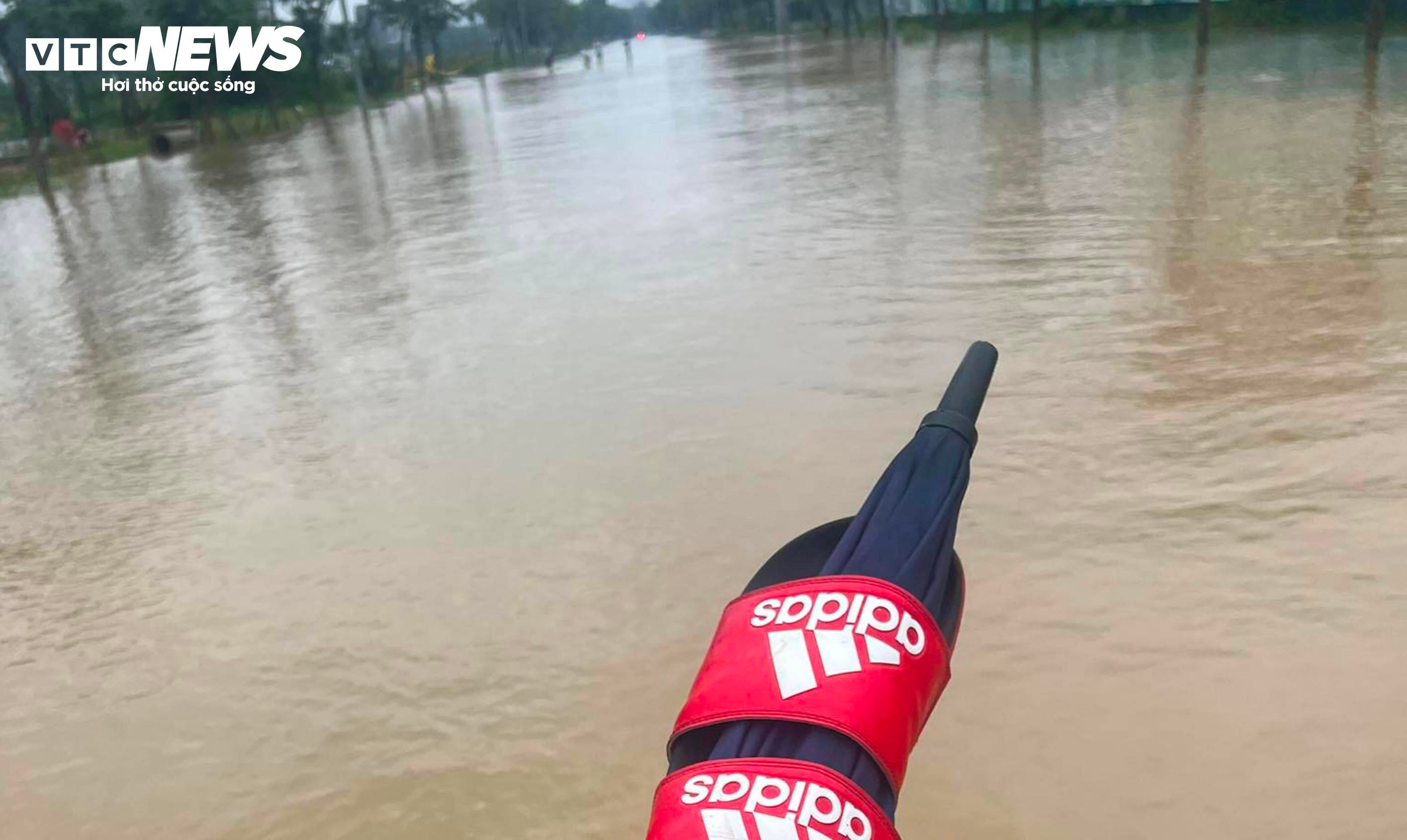 Nhiều tuyến đường ở Huế thành sông, người dân đi lại bằng ghe thuyền - 8