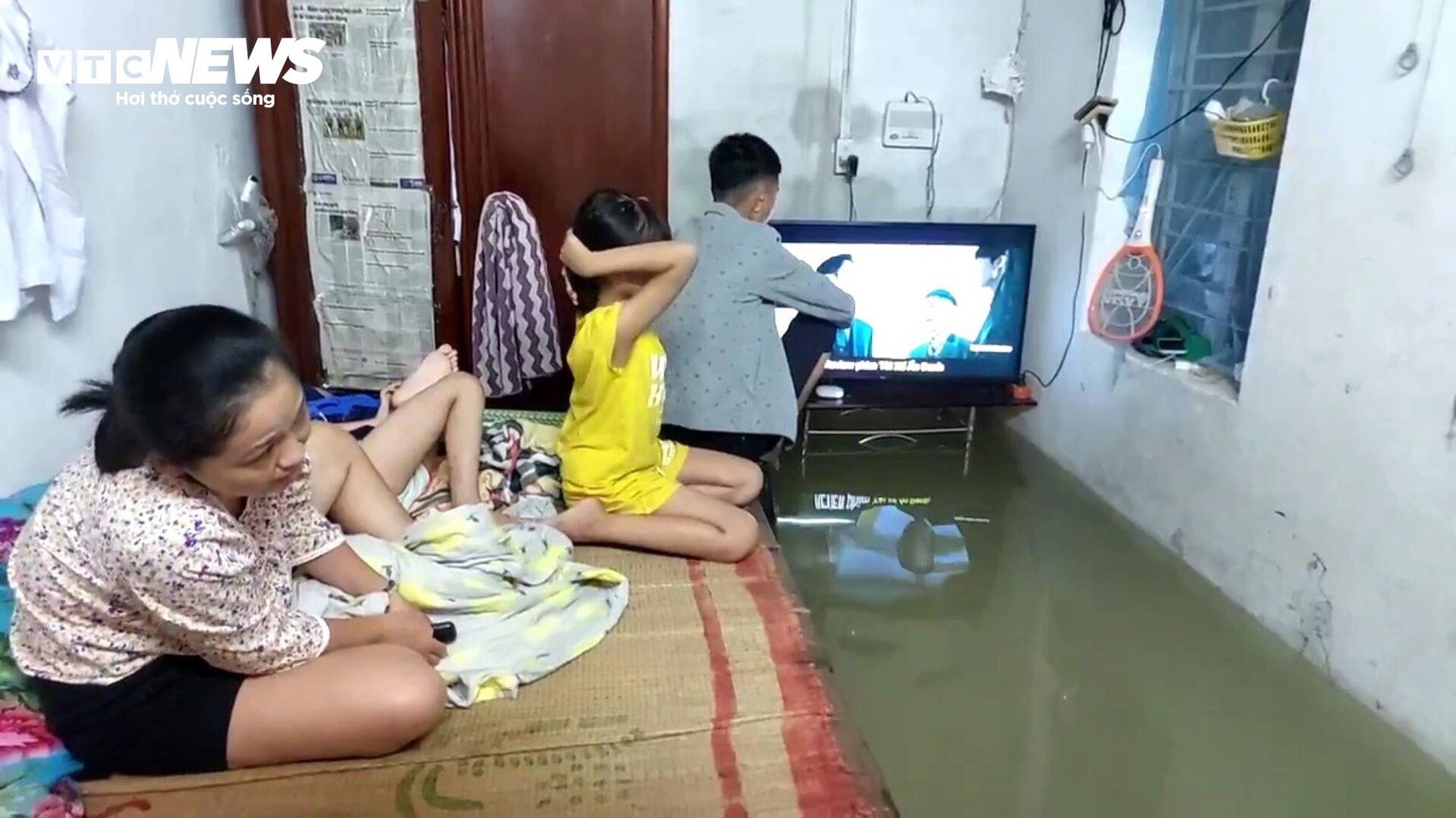 Nước tràn vào nhà, dân Đà Nẵng tất tả dọn đồ chạy lụt - 7