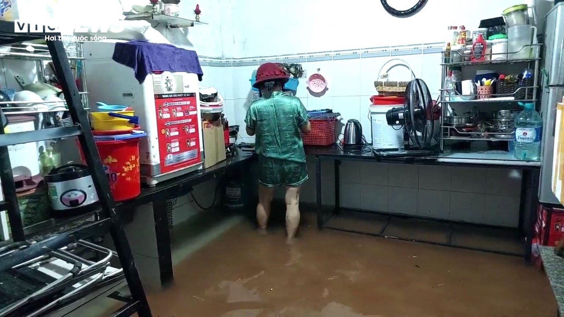 Nước tràn vào nhà, dân Đà Nẵng tất tả dọn đồ chạy lụt - 6