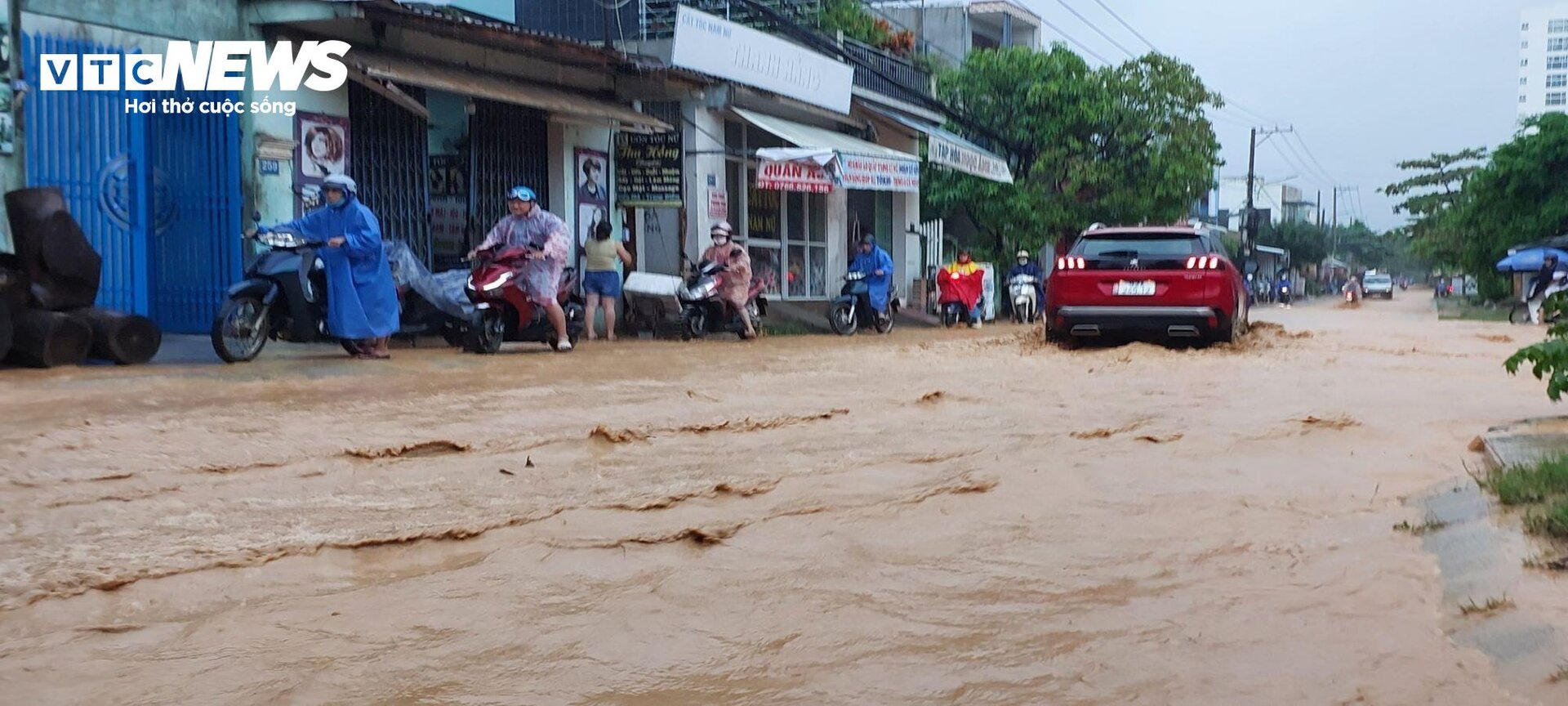 Nước tràn vào nhà, dân Đà Nẵng tất tả dọn đồ chạy lụt - 4