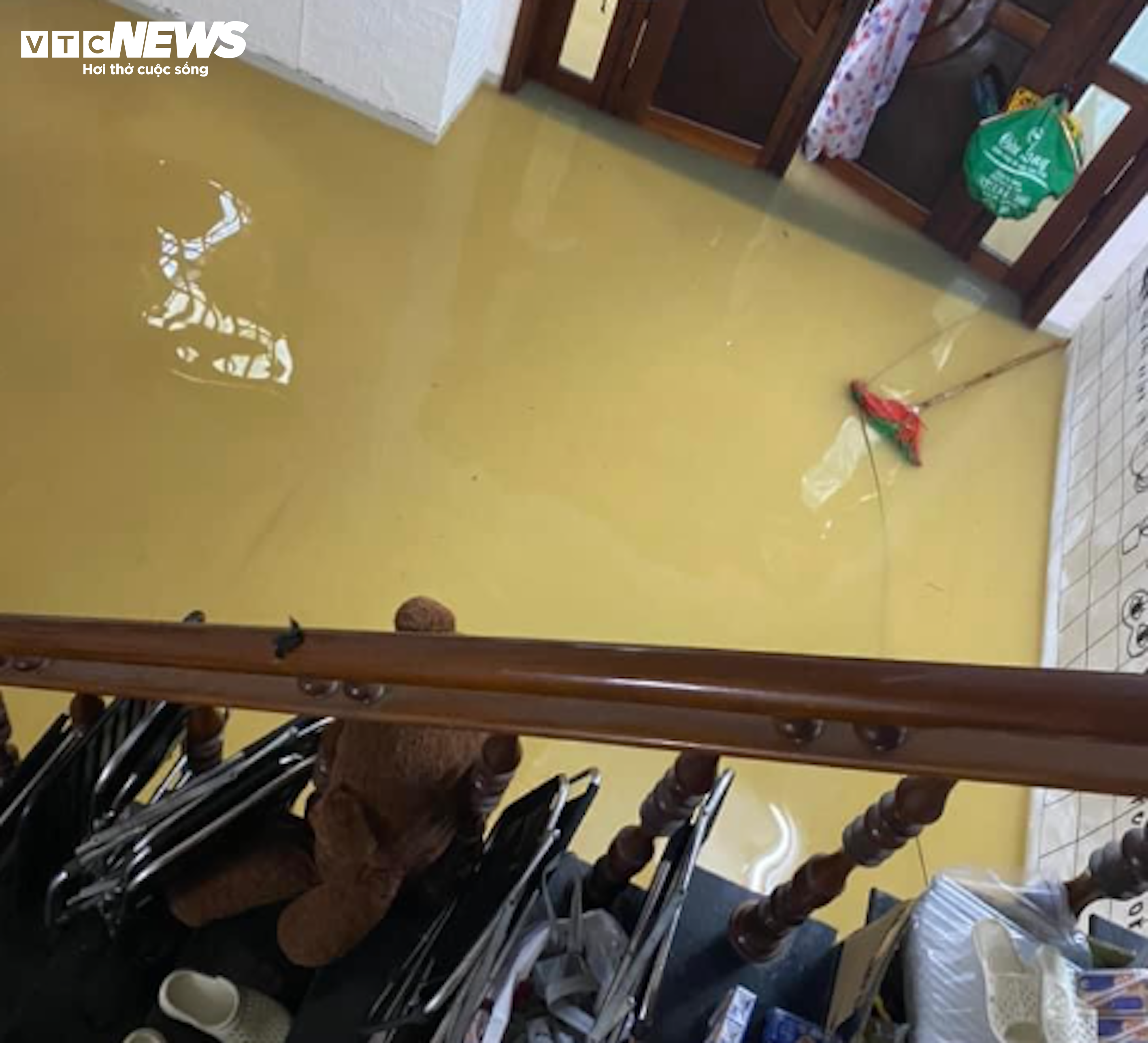 Nhiều tuyến đường ở Huế thành sông, người dân đi lại bằng ghe thuyền - 2