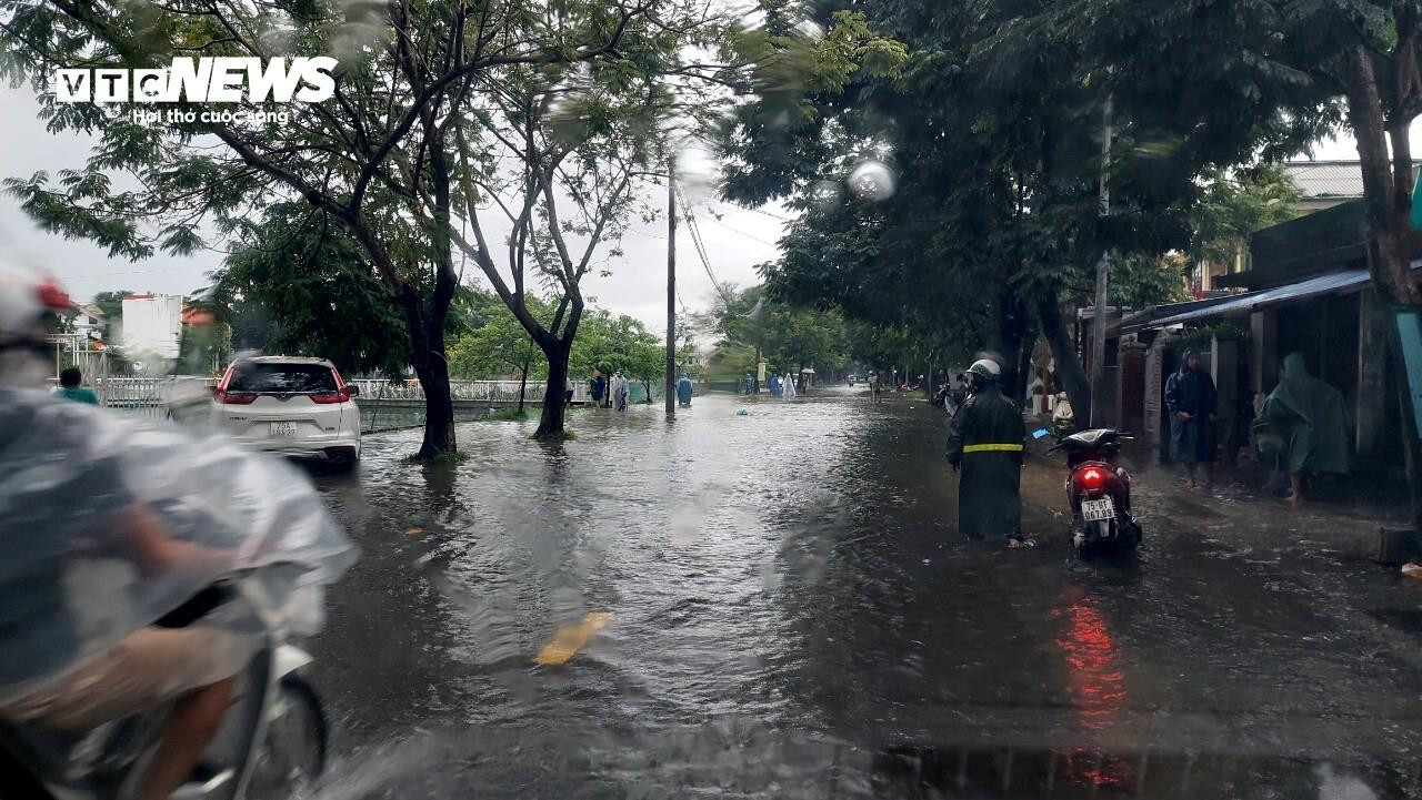 Nhiều tuyến đường ở Huế thành sông, người dân đi lại bằng ghe thuyền - 7