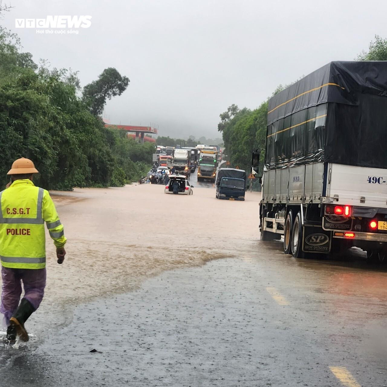 Nhiều tuyến đường ở Huế thành sông, người dân đi lại bằng ghe thuyền - 9