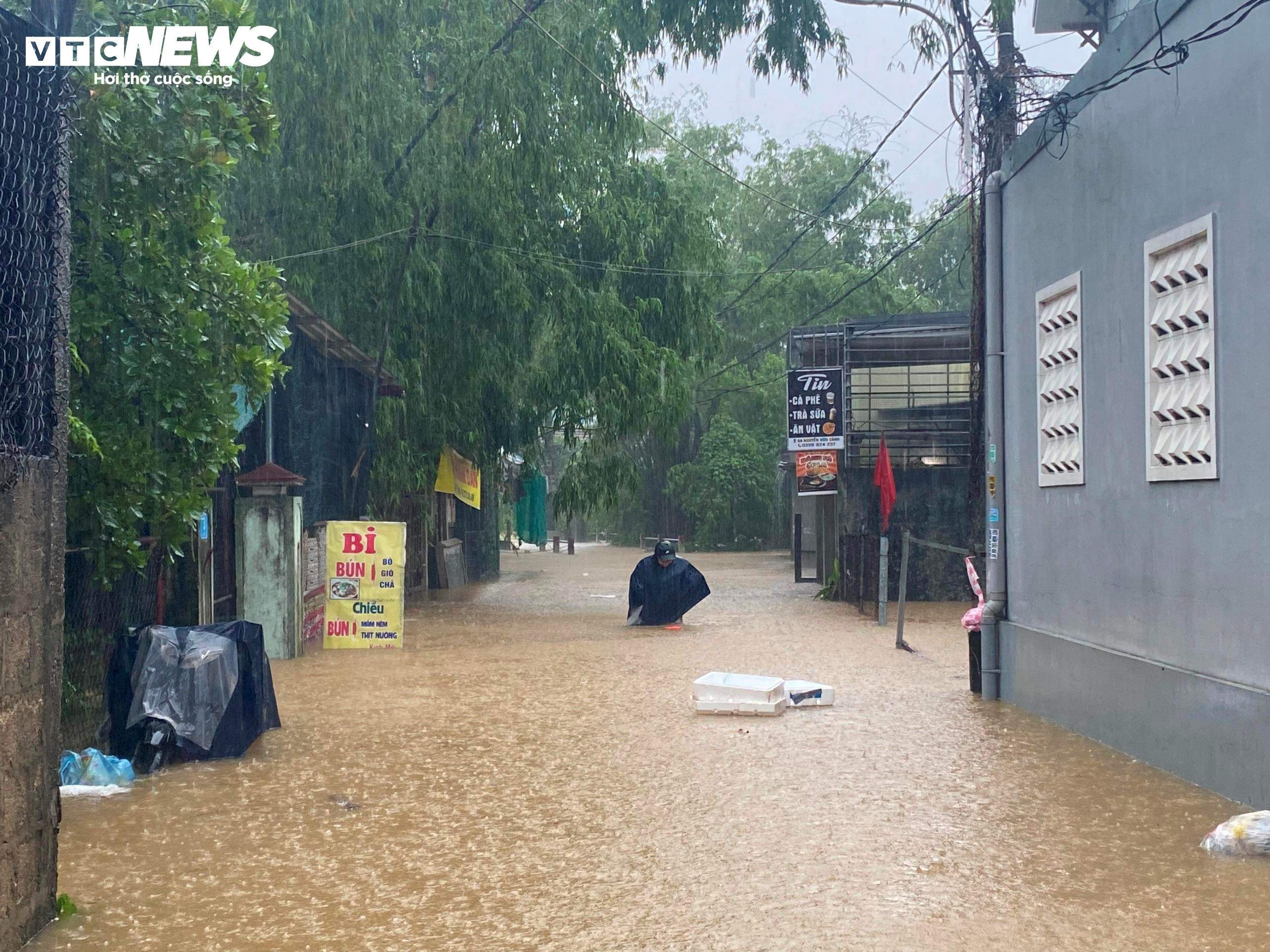 Nhiều tuyến đường ở Huế thành sông, người dân đi lại bằng ghe thuyền - 1