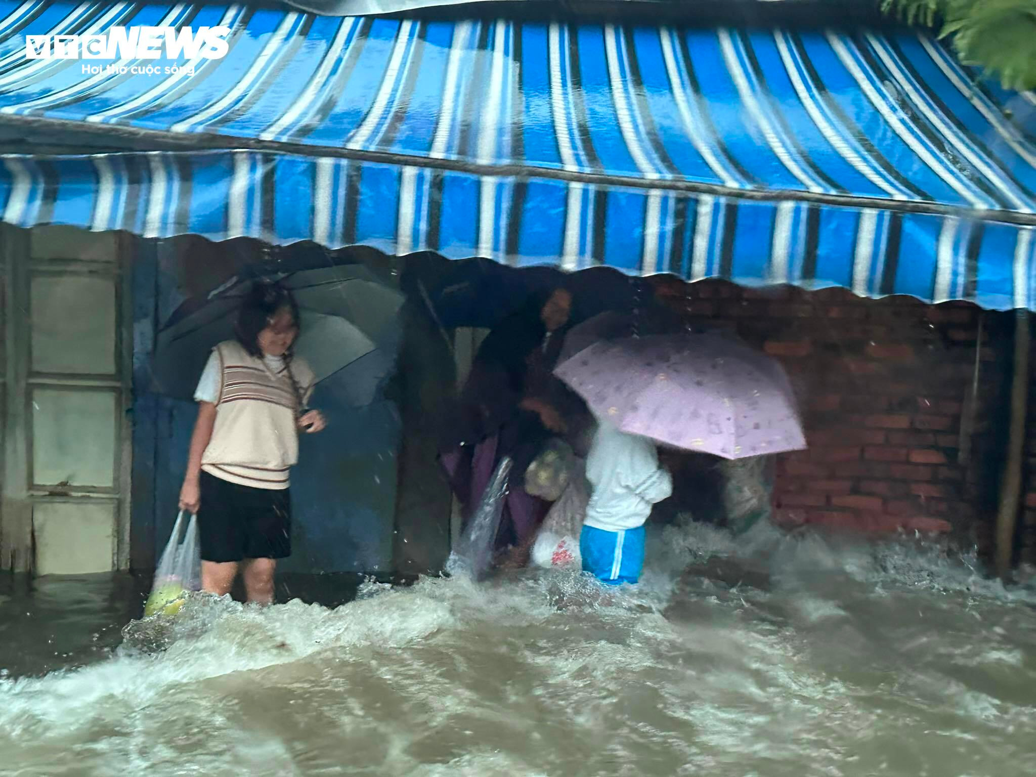 Nhiều tuyến đường ở Huế thành sông, người dân đi lại bằng ghe thuyền - 6