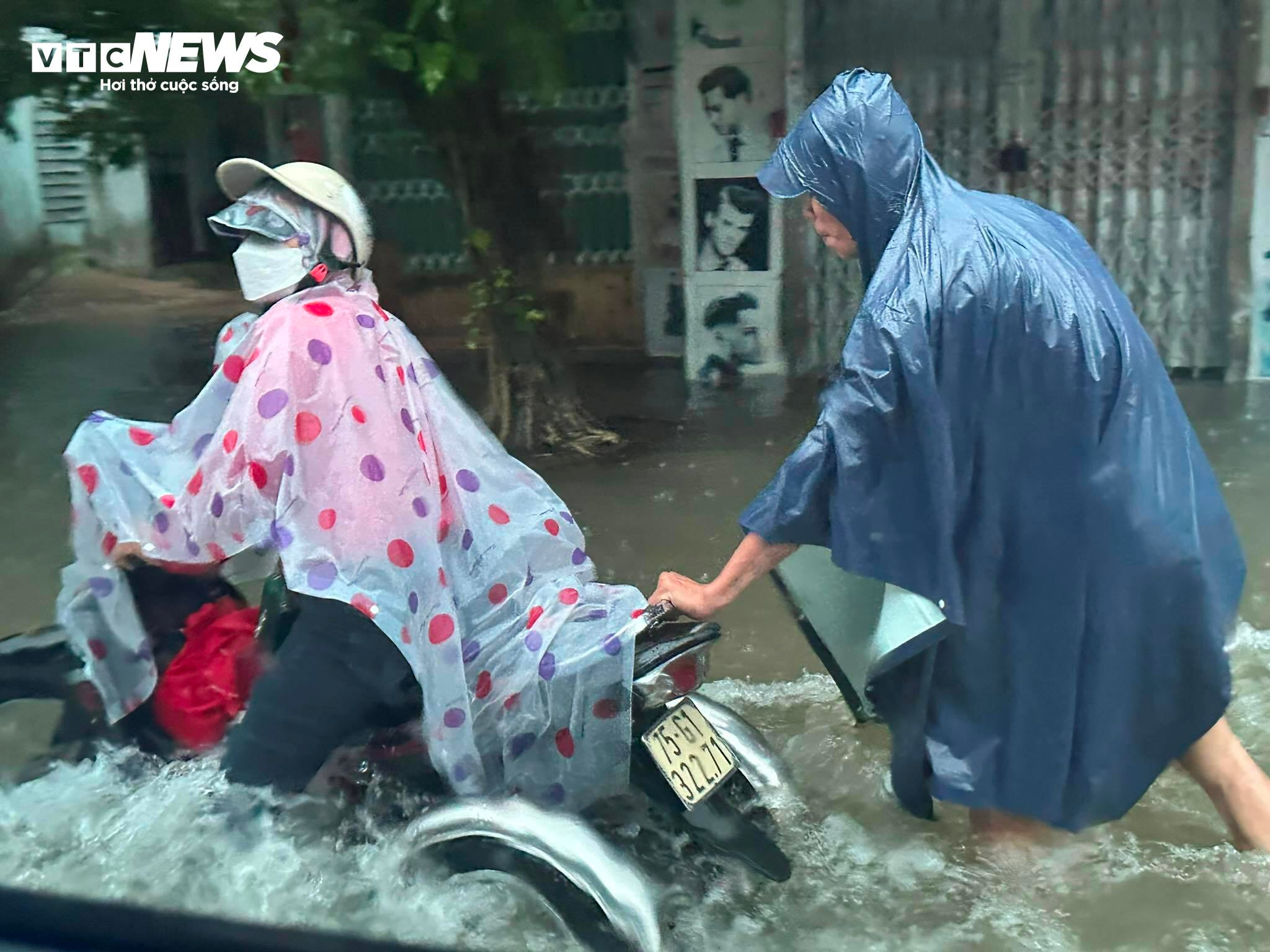 Nhiều tuyến đường ở Huế thành sông, người dân đi lại bằng ghe thuyền - 5