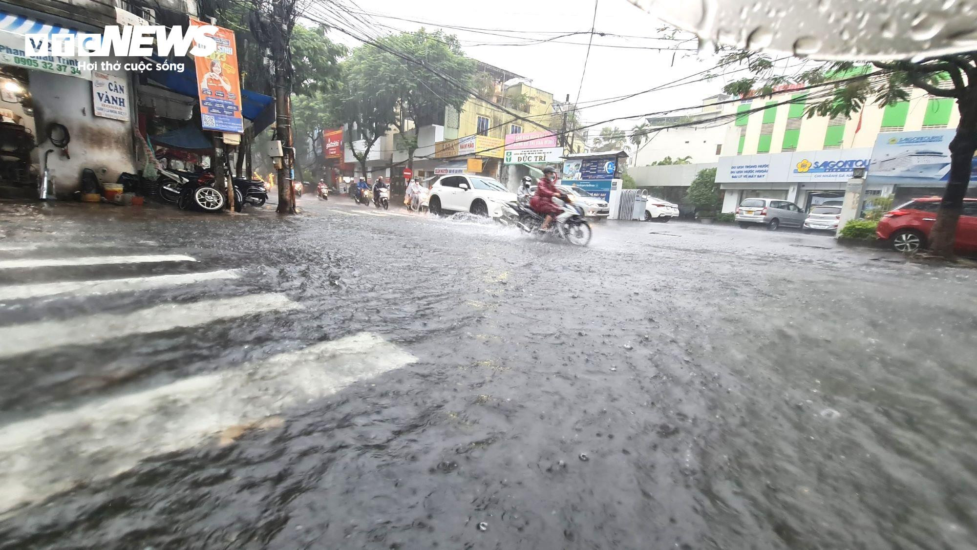 Phố xá ngập sâu, người Đà Nẵng bì bõm đẩy xe trong biển nước - 8