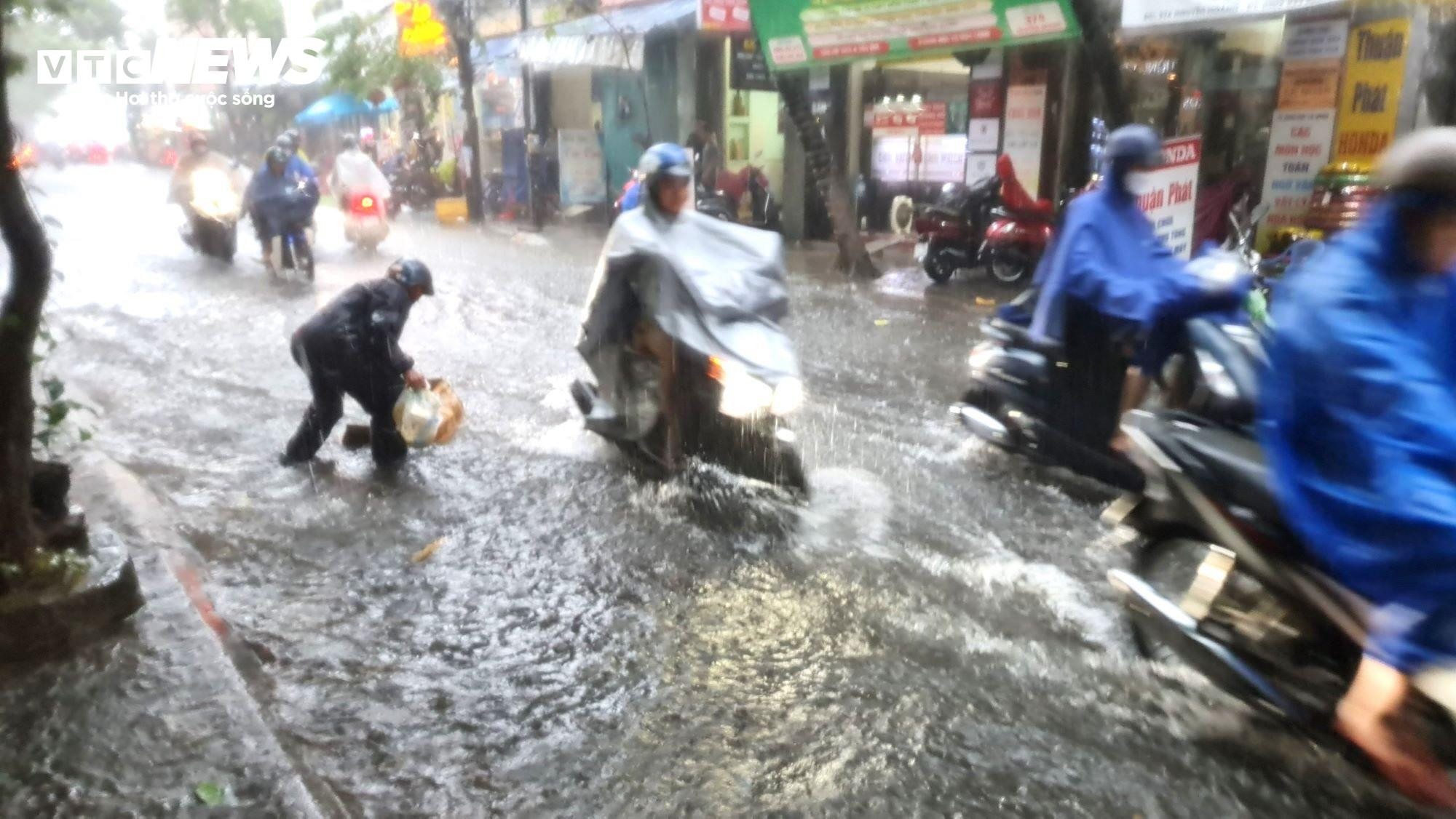 Phố xá ngập sâu, người Đà Nẵng bì bõm đẩy xe trong biển nước - 1