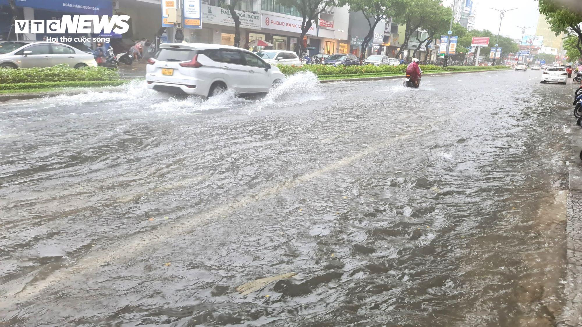 Phố xá ngập sâu, người Đà Nẵng bì bõm đẩy xe trong biển nước - 3