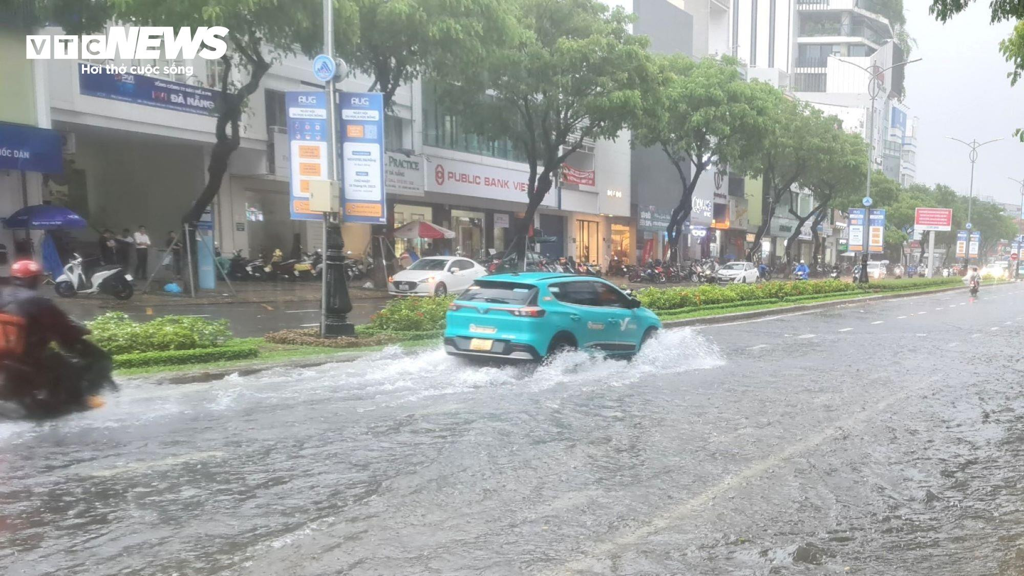 Phố xá ngập sâu, người Đà Nẵng bì bõm đẩy xe trong biển nước - 4