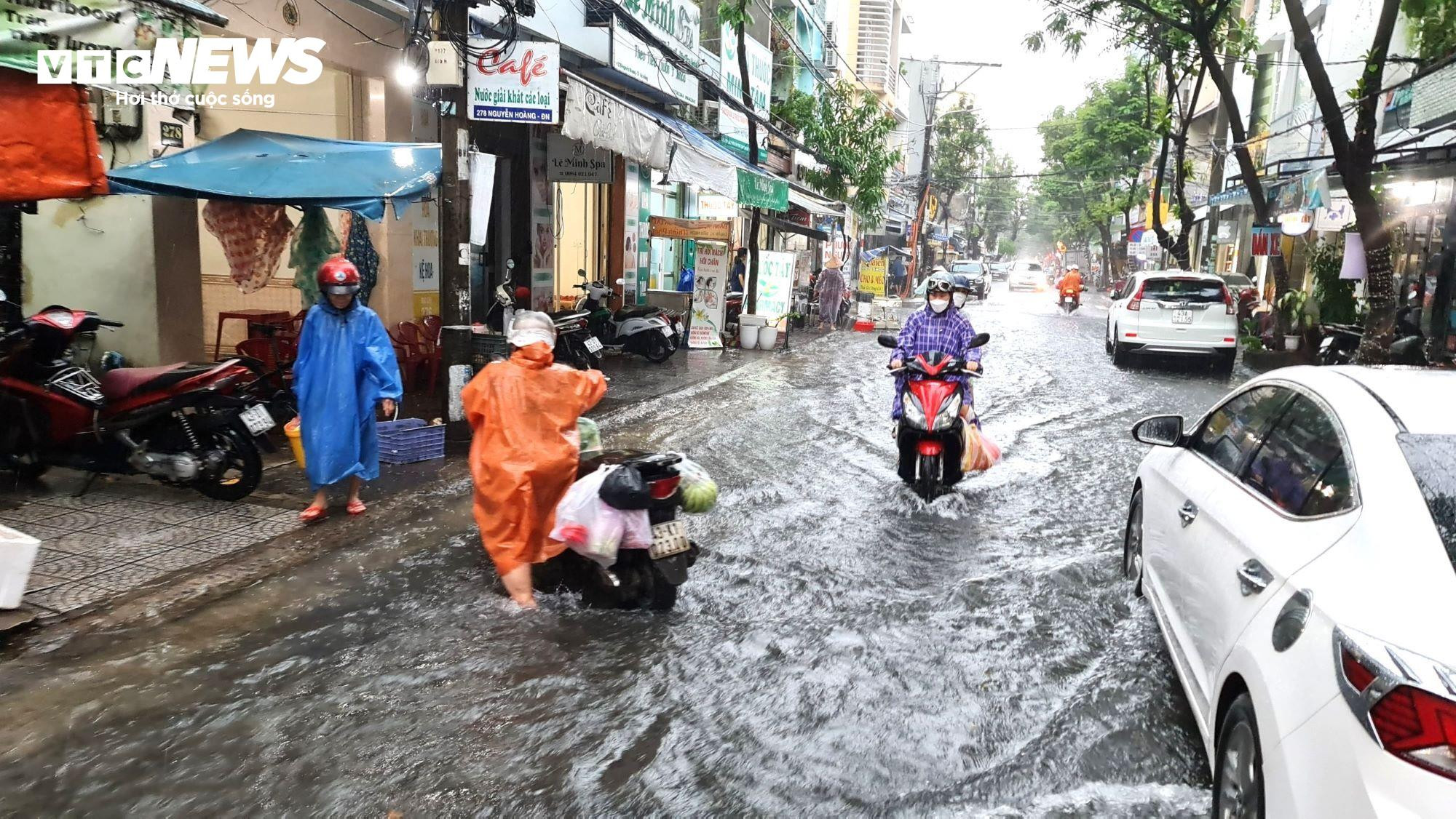 Phố xá ngập sâu, người Đà Nẵng bì bõm đẩy xe trong biển nước - 2