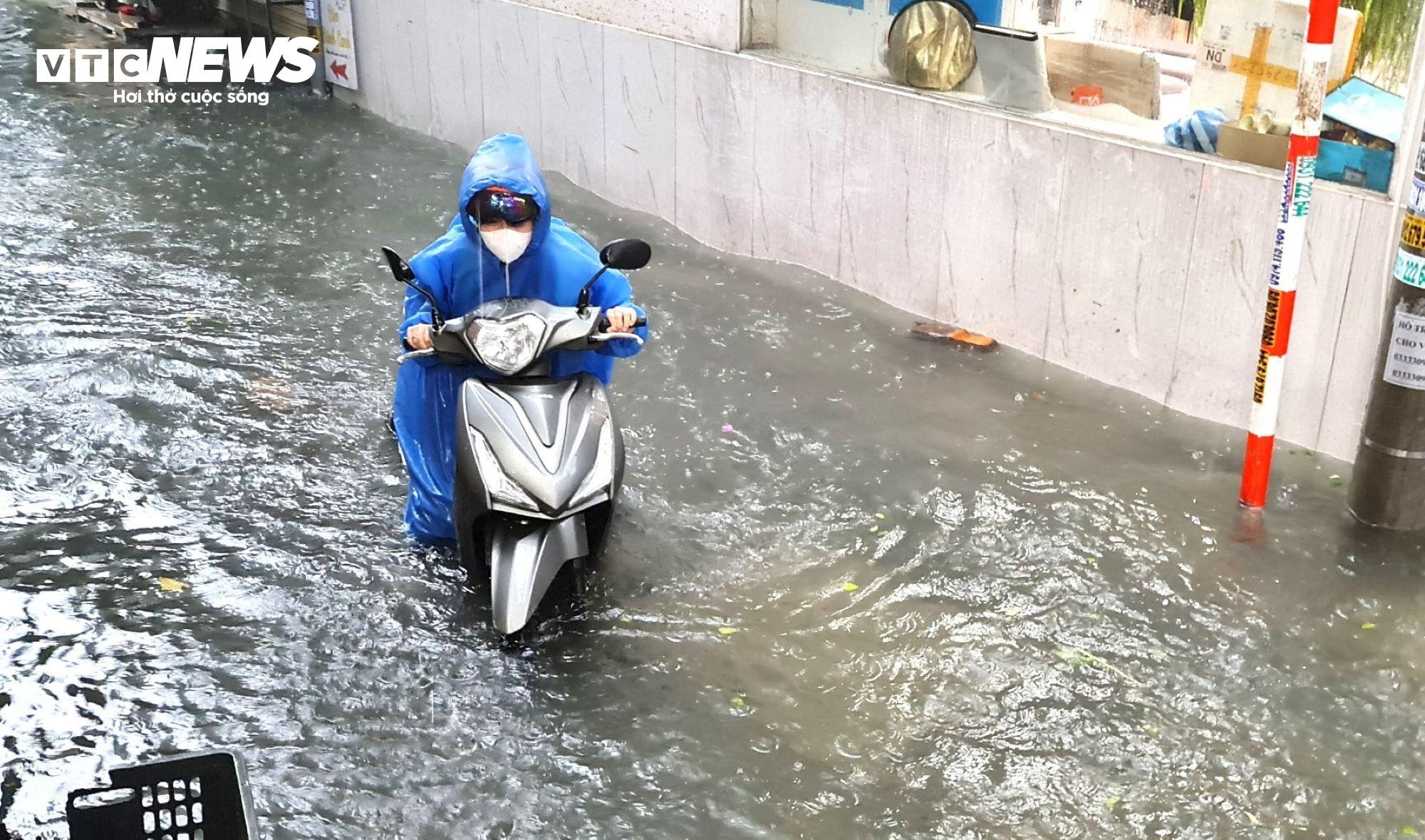 Phố xá ngập sâu, người Đà Nẵng bì bõm đẩy xe trong biển nước - 5