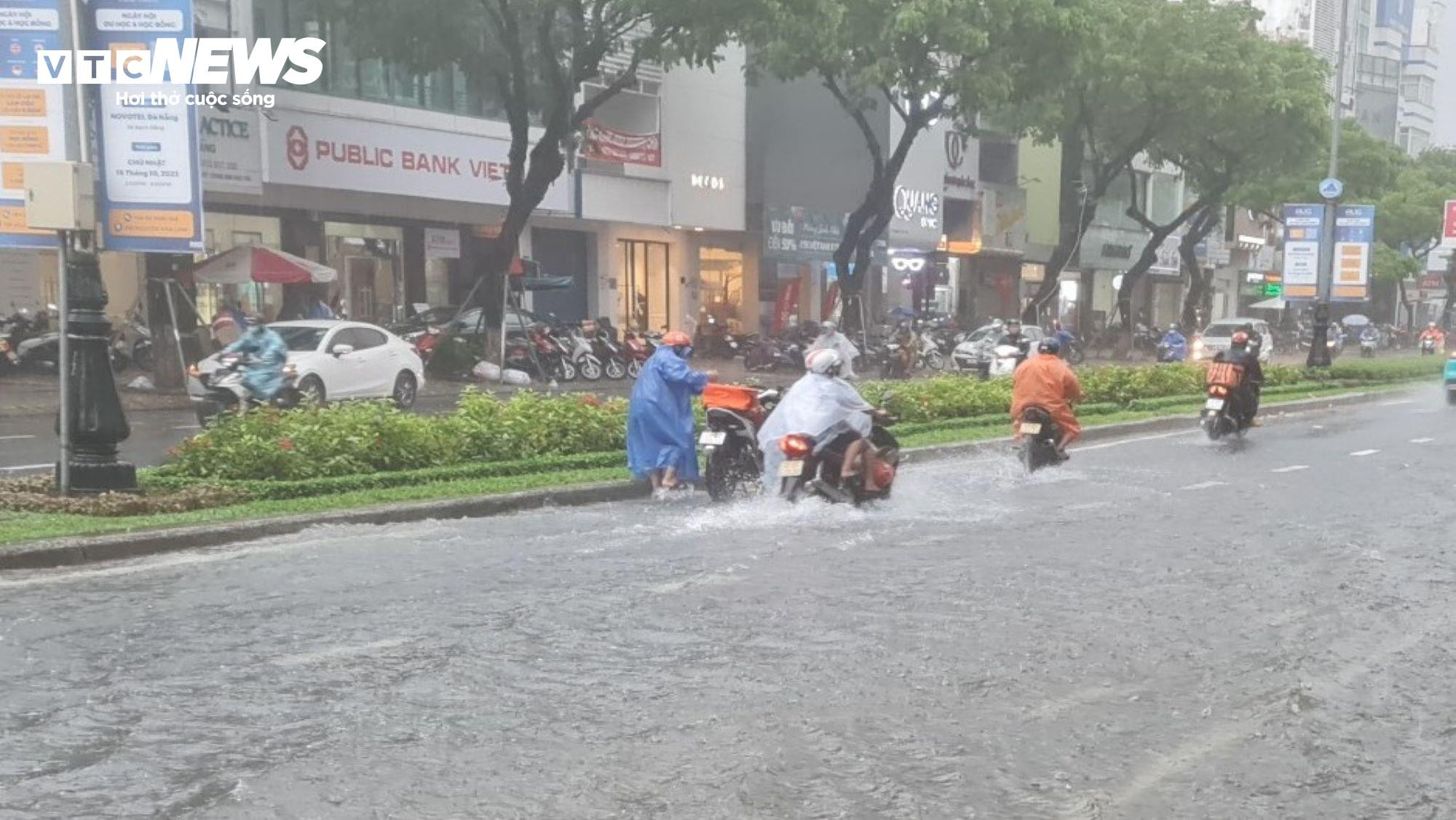 Phố xá ngập sâu, người Đà Nẵng bì bõm đẩy xe trong biển nước - 7